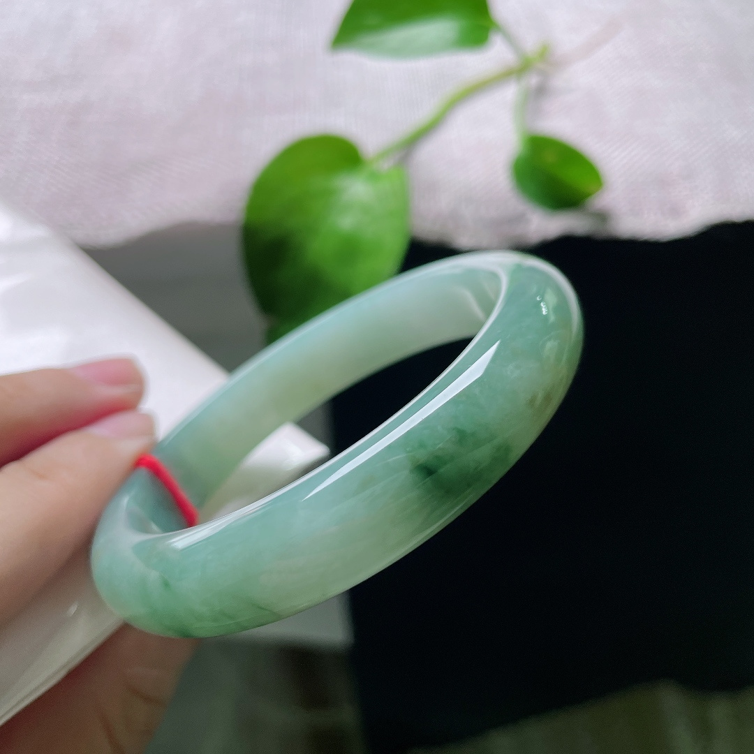 飘花正圈，无裂，冰润湖水底晕染墨绿飘花，花色悠然错落，山水诗意萦绕腕间，意境悠远清雅。ss54425a