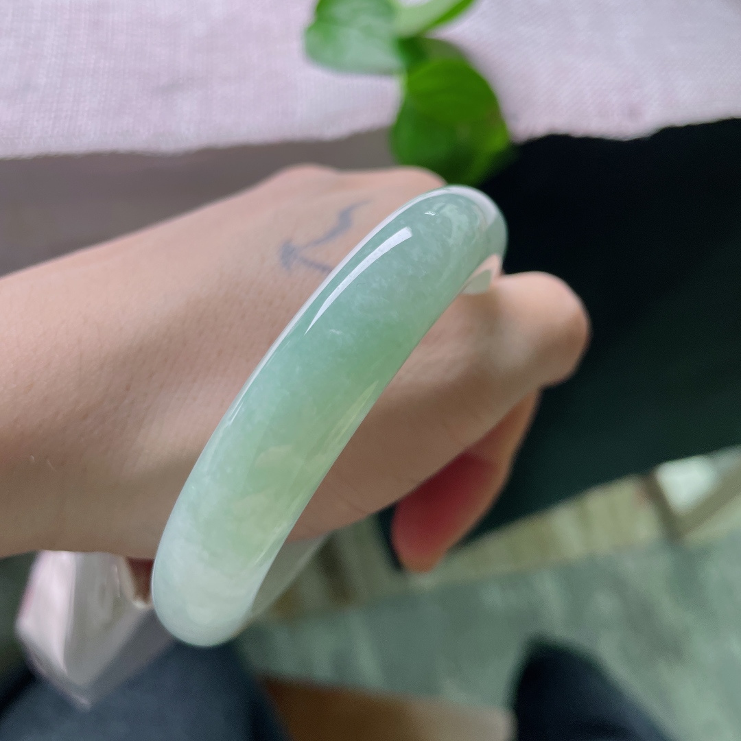 57/12.5/8.4，淡绿底正圈，无裂，清浅嫩色元气灵动，是适配少女的青春款玉镯。ss55265a。