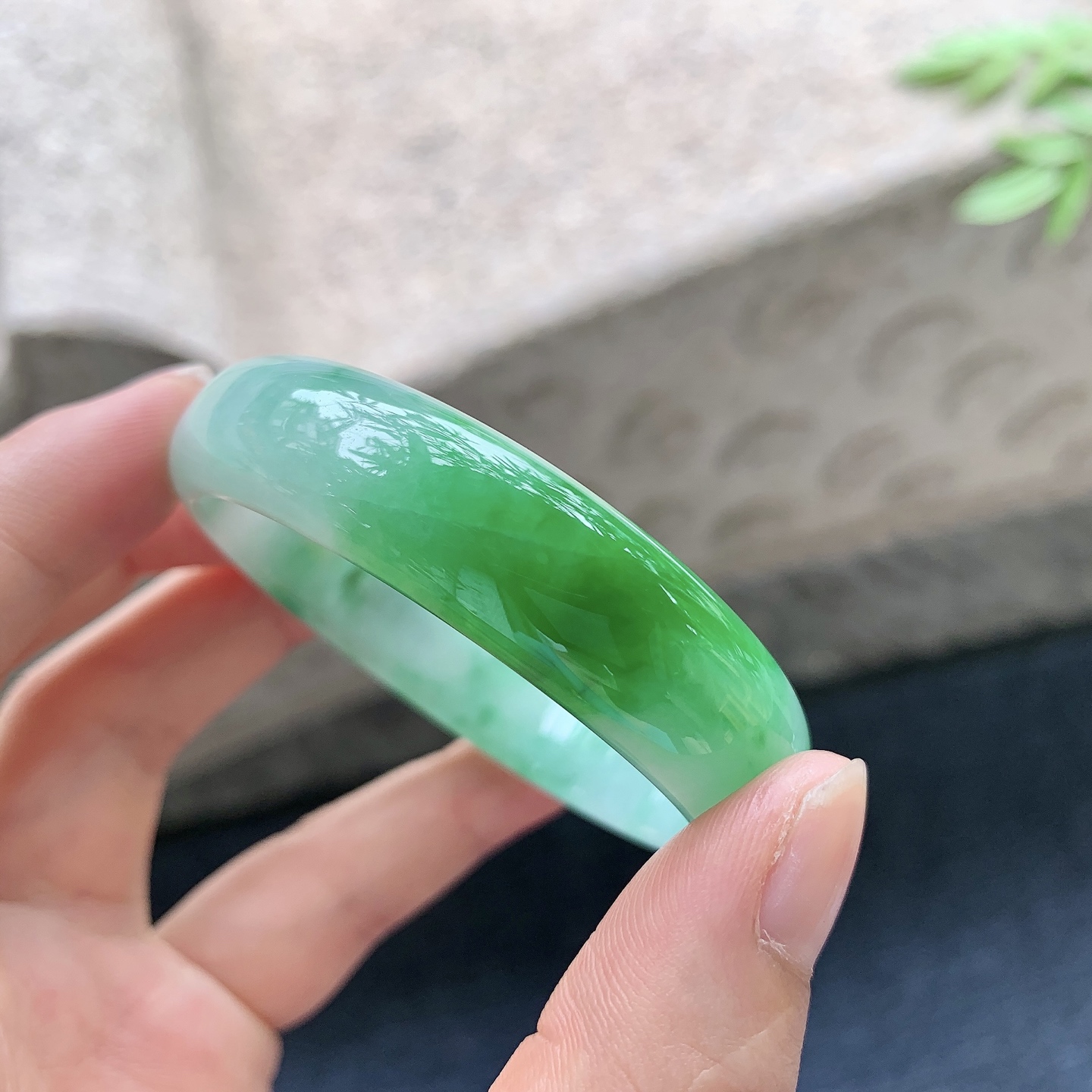 正圈48 49，圈口49.3/12.5/5.4，编码T1082920，描述辣绿，水润，种老，细腻，有纹线