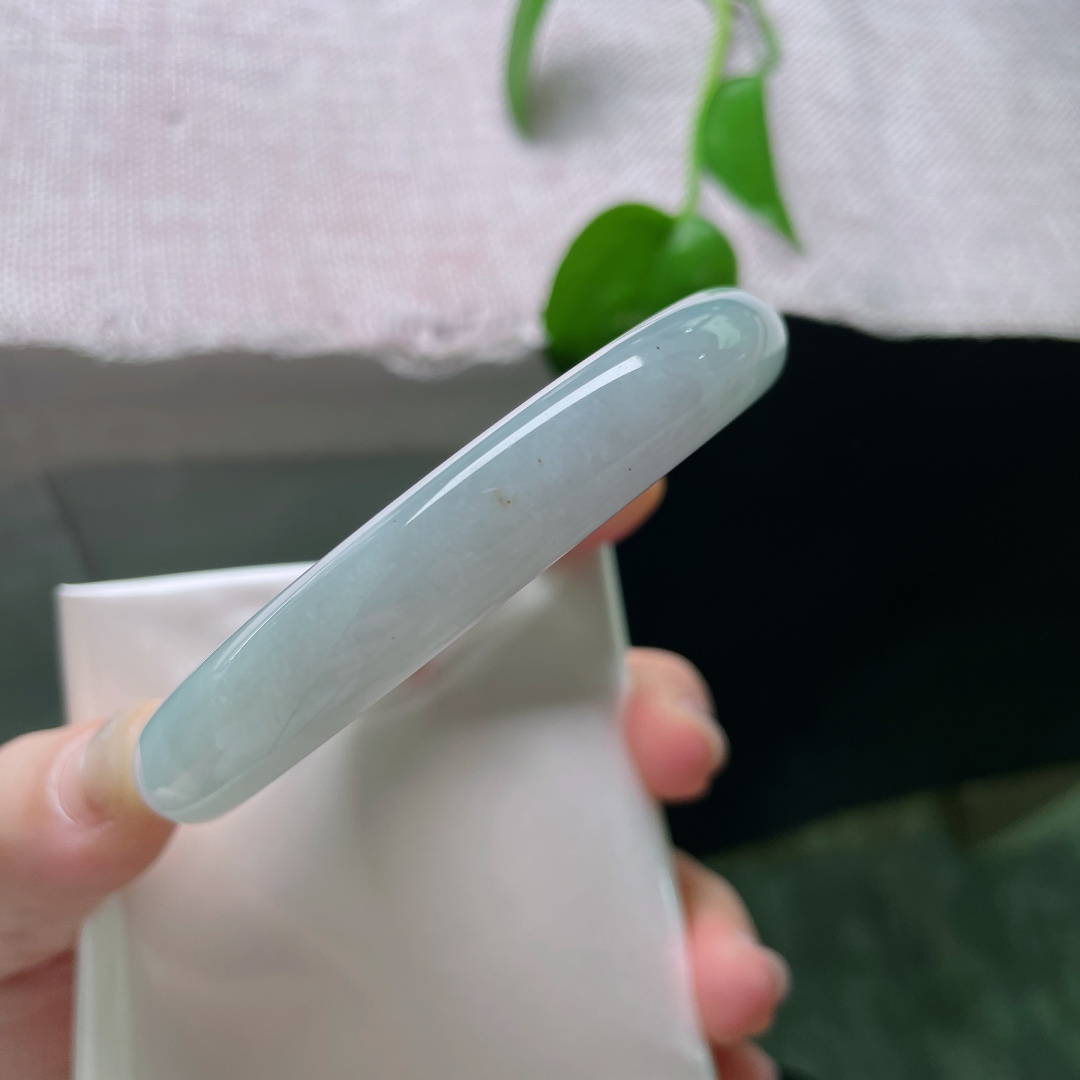 蓝底圆条，无裂，匀净淡晴水底色，玉肉细腻通透，上手干净显白，温柔又有清冷氛围感。ss57521a