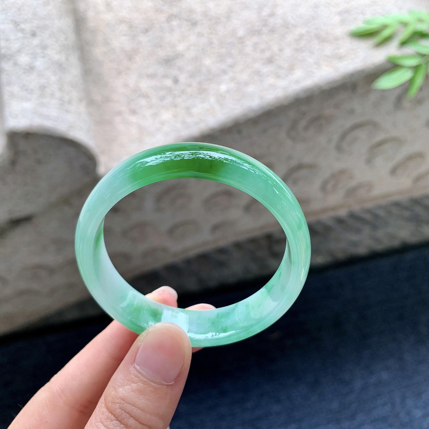 正圈48 49，圈口49.3/12.5/5.4，编码T1082920，描述辣绿，水润，种老，细腻，有纹线