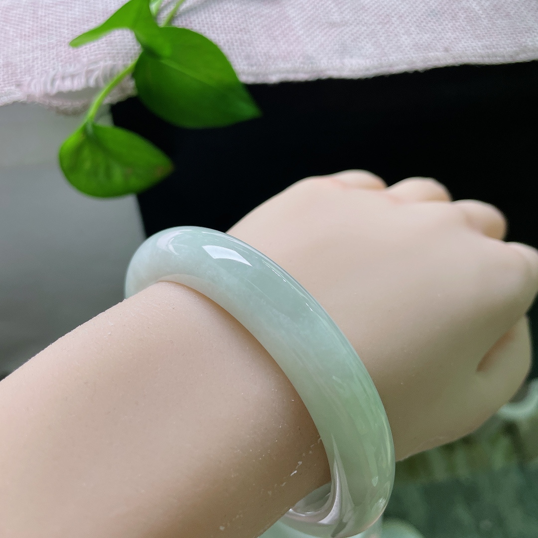 蓝底正圈，无裂，素玉凝藏一汪清辉，举手投足自带雅致风骨。ss55788a。