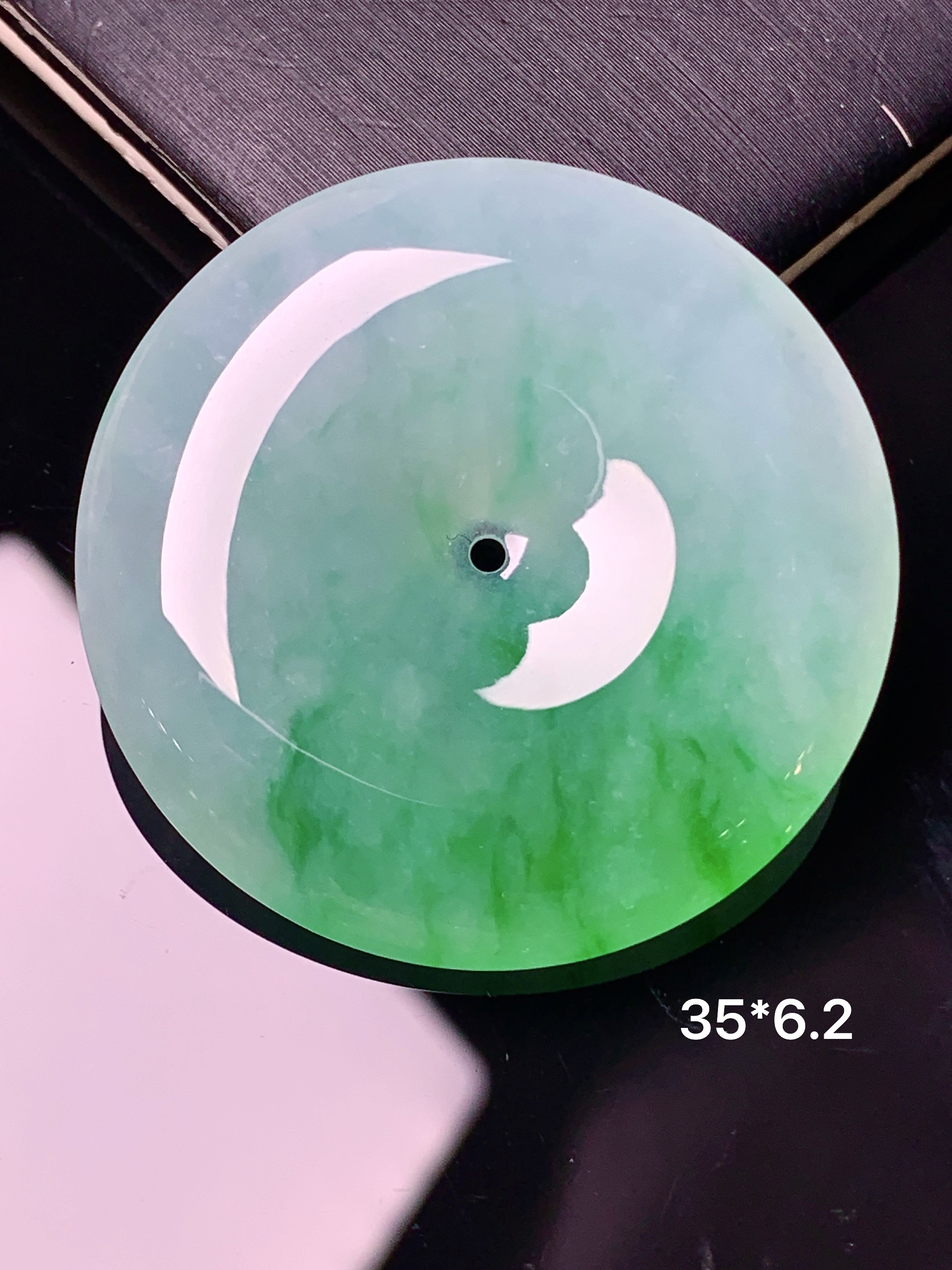 飘绿平安扣吊坠 玉质细腻 色泽艳丽清新 水润亮眼 整体尺寸35*6.2 x1