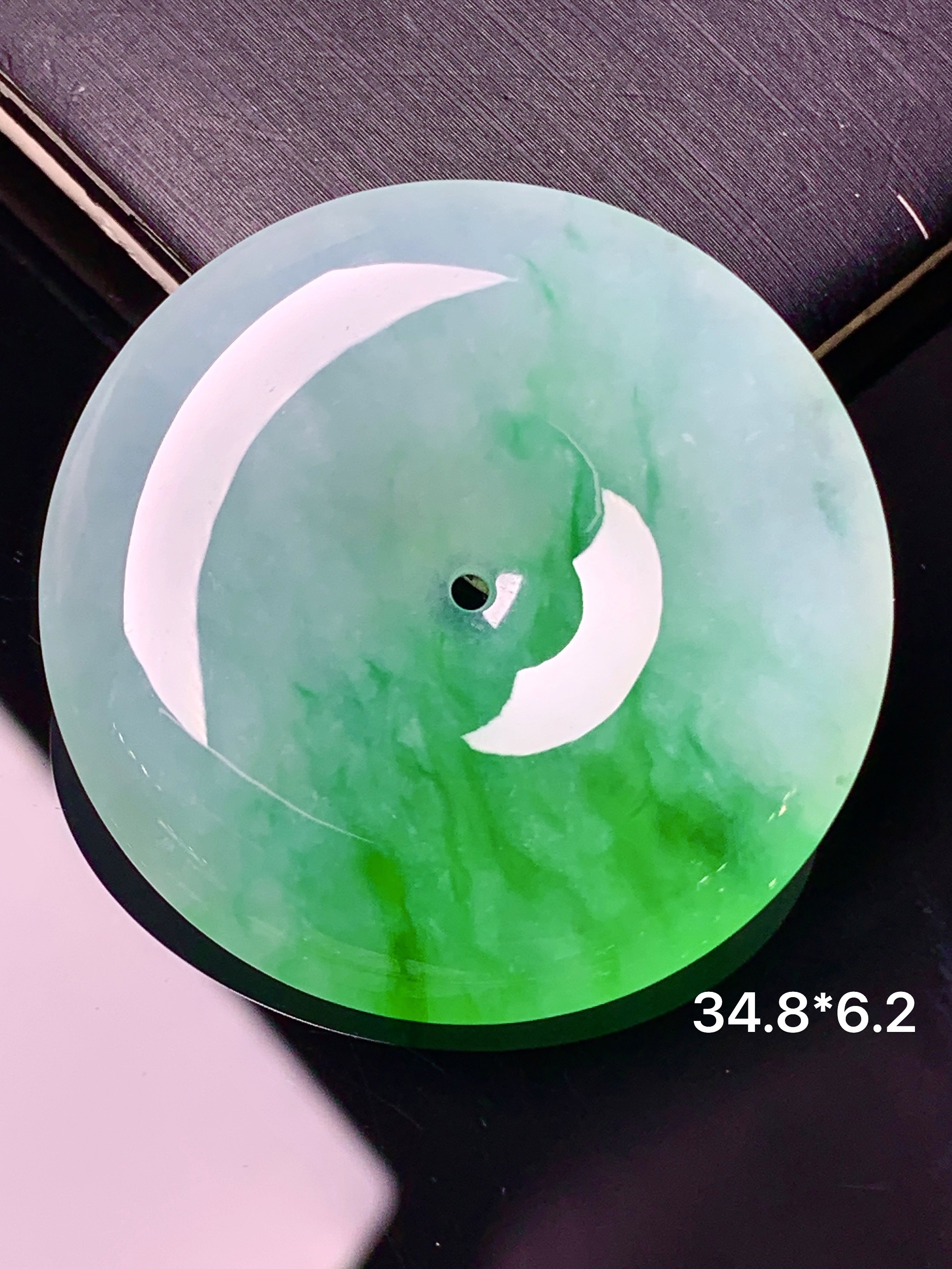 飘绿平安扣吊坠 玉质细腻 色泽艳丽清新 水润亮眼 整体尺寸34.8*6.2 x1