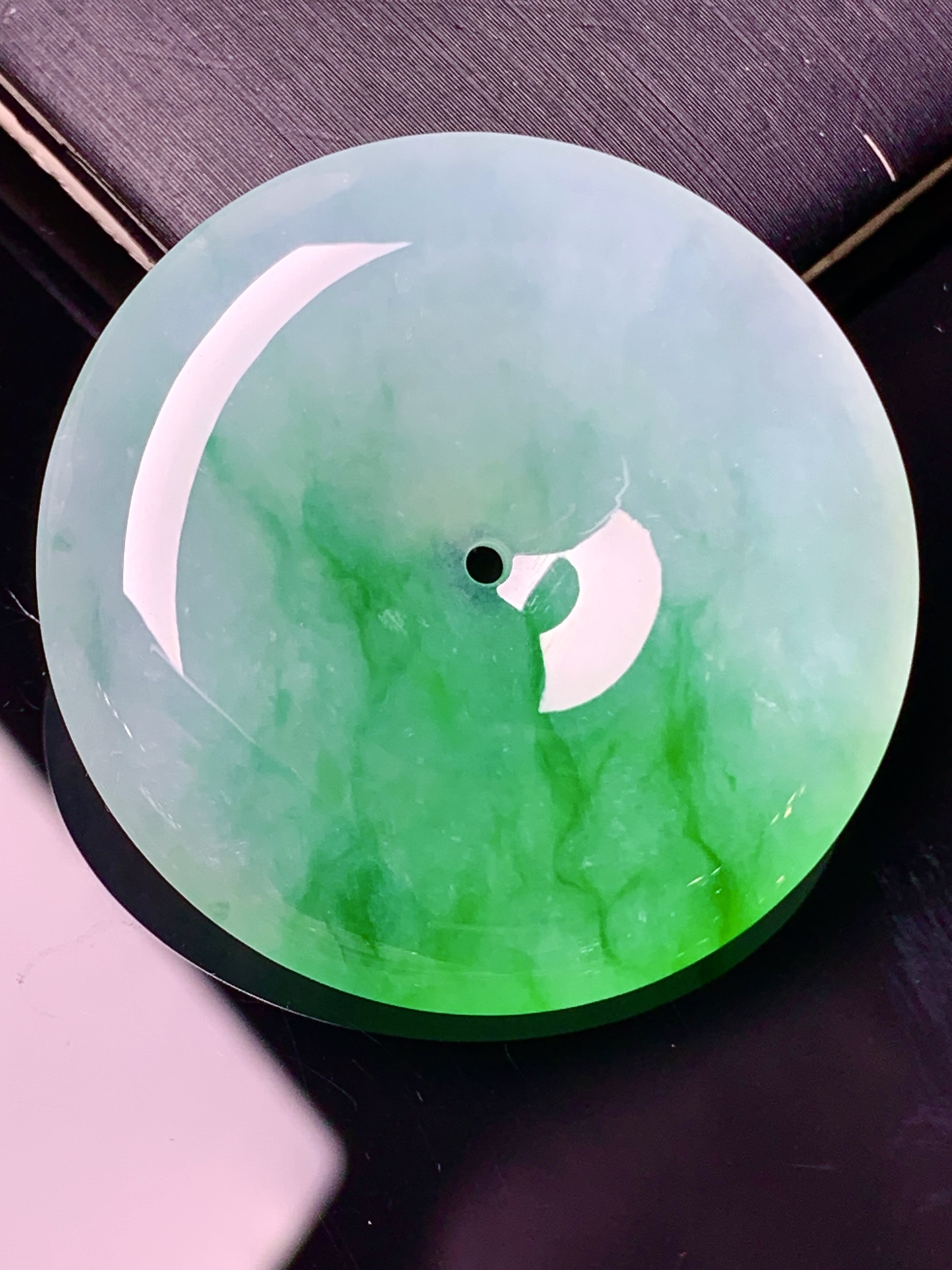 飘绿平安扣吊坠 玉质细腻 色泽艳丽清新 水润亮眼 整体尺寸34.8*6.2 x1
