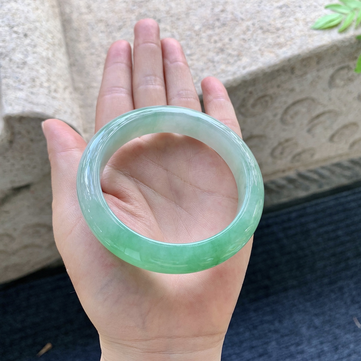 正圈55 56，圈口56.6/12.4/8.8，编码W6090129，冰糯飘绿，水润，种老，细腻，无裂。