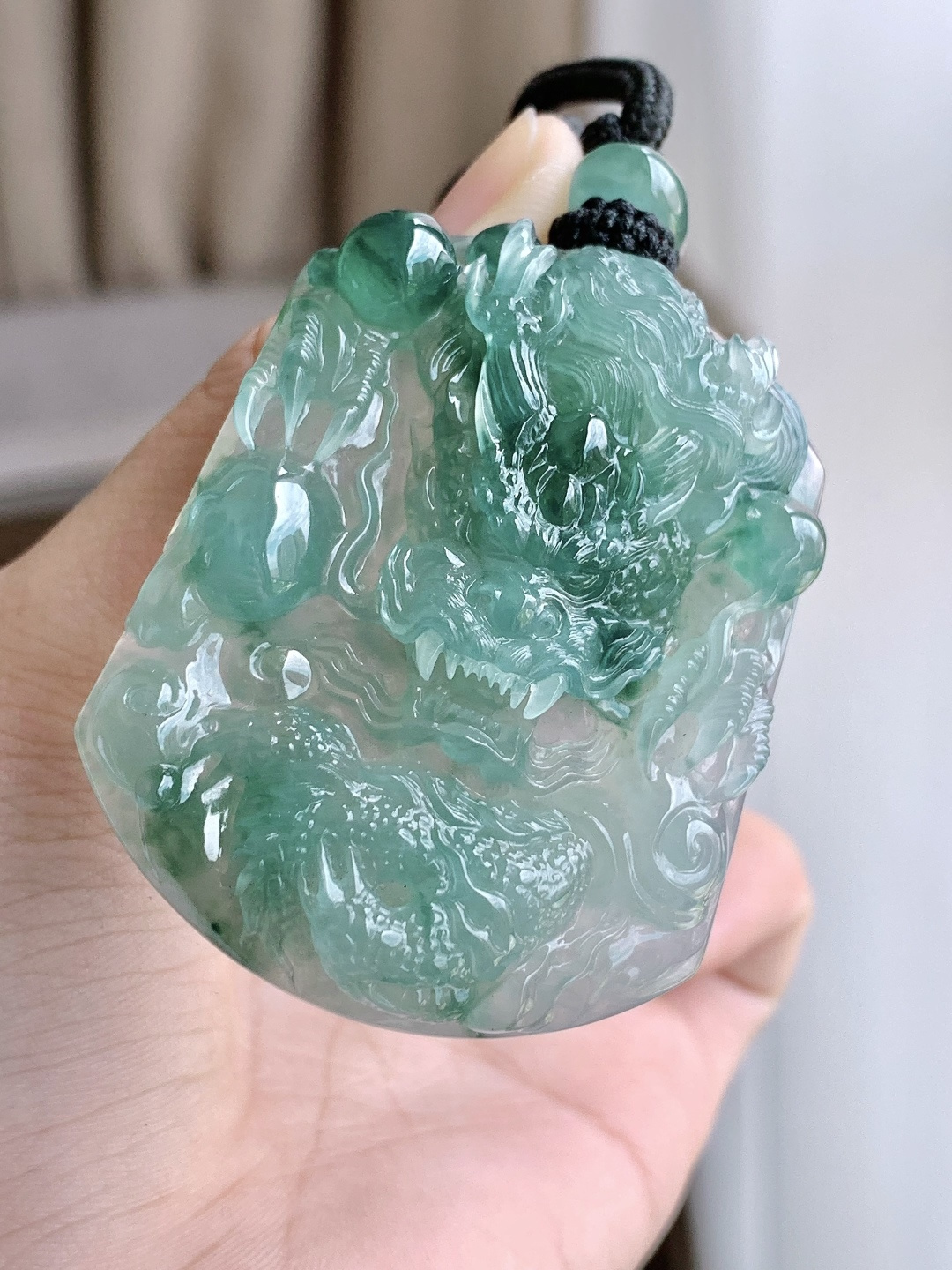 裸石冰飘花大龙牌吊坠,说明缅料性比高超厚,尺寸52.7-42.2-11.4,重量48.9克