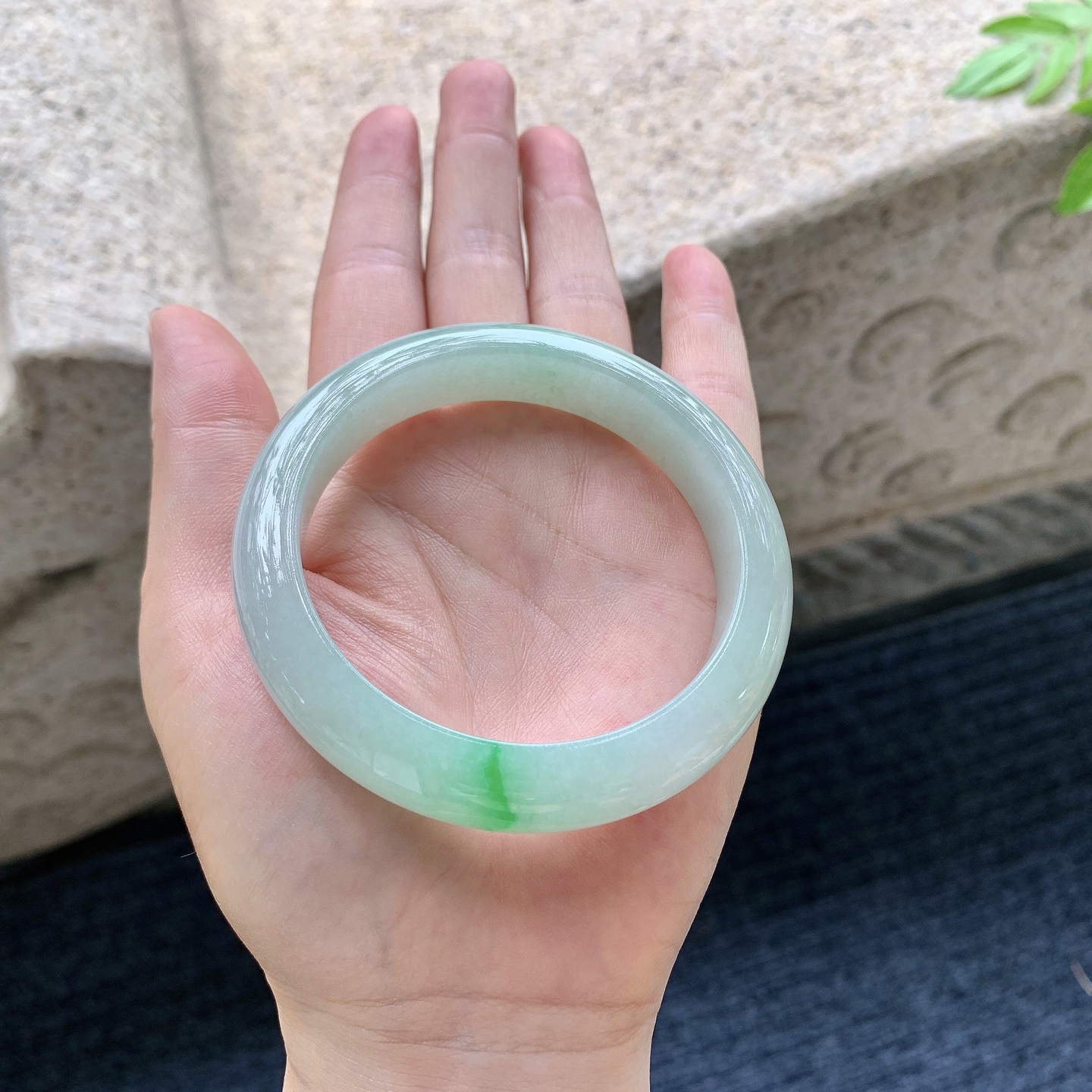 正圈，圈口57.2/12.2/8.8，编码DZ090111，细糯飘绿，水润，种老，细腻，打灯有棉线