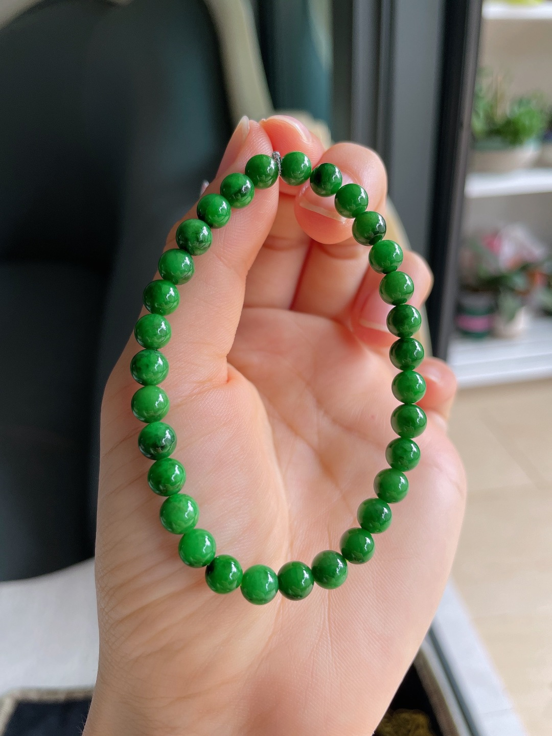 缅甸天然翡翠A货，冰满绿辣绿手串，尺寸：6.1mm。【编4572】