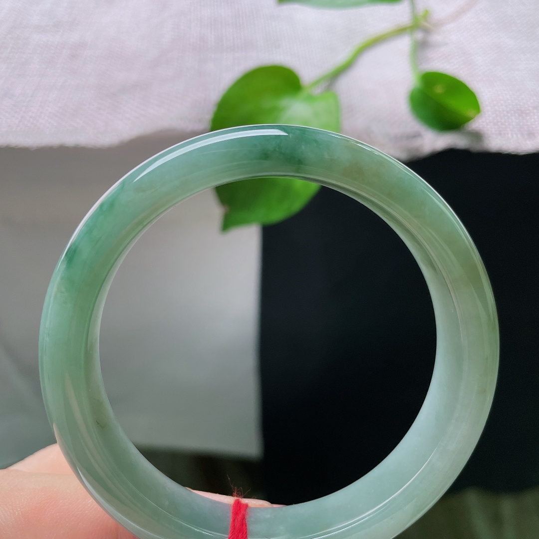 飘花正圈，无裂，冰润湖水底晕染墨绿飘花，花色悠然错落，山水诗意萦绕腕间，意境悠远清雅。ss54425