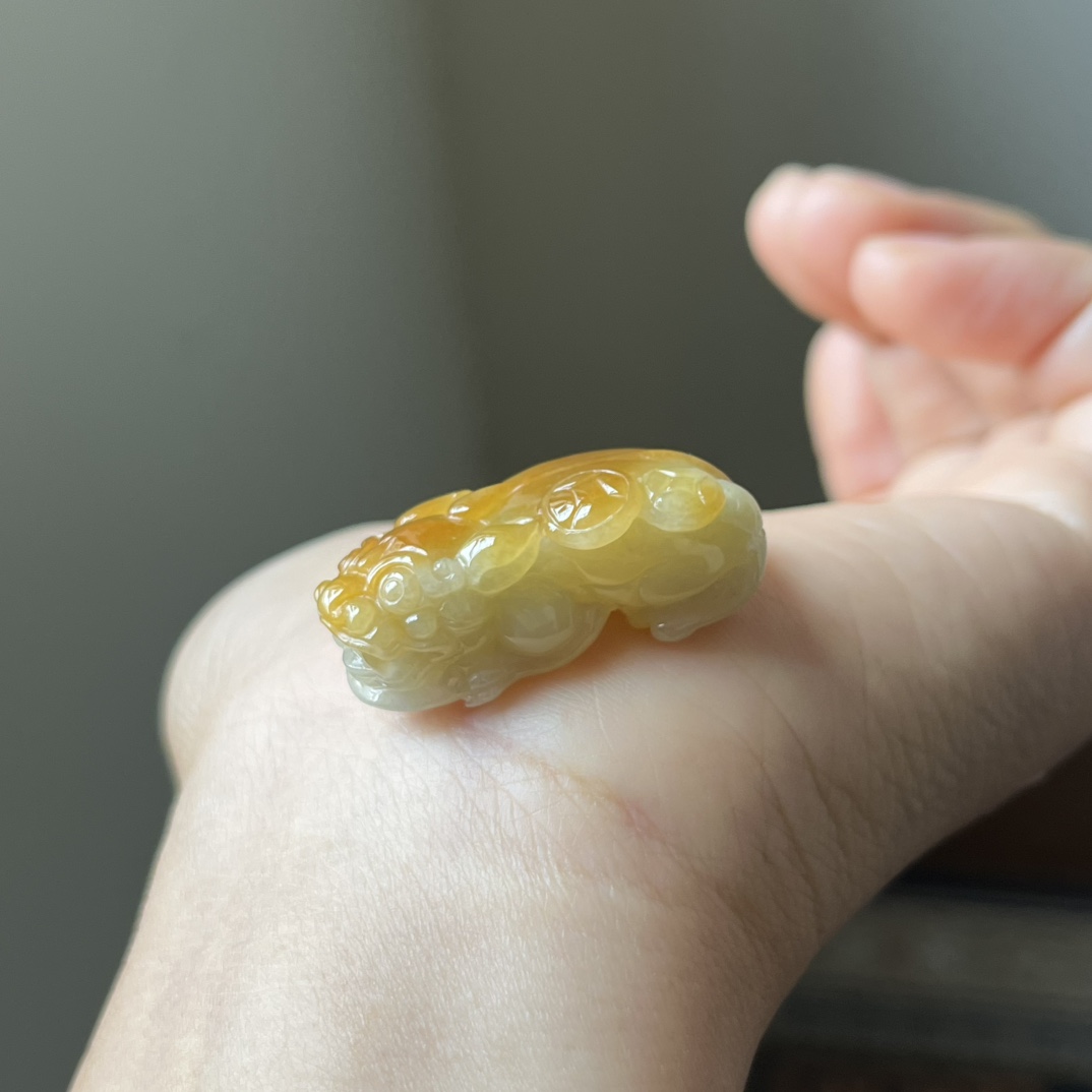 冰黄翡俏色貔貅吊坠，鸡油黄，种水好，色阳，无裂，尺寸33×18.1×12，免费编绳