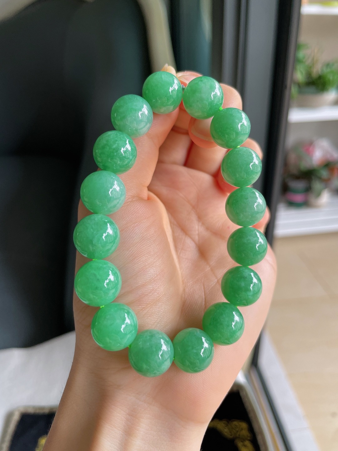 缅甸天然翡翠A货，冰满绿手串，尺寸：13mm。【编4569】
