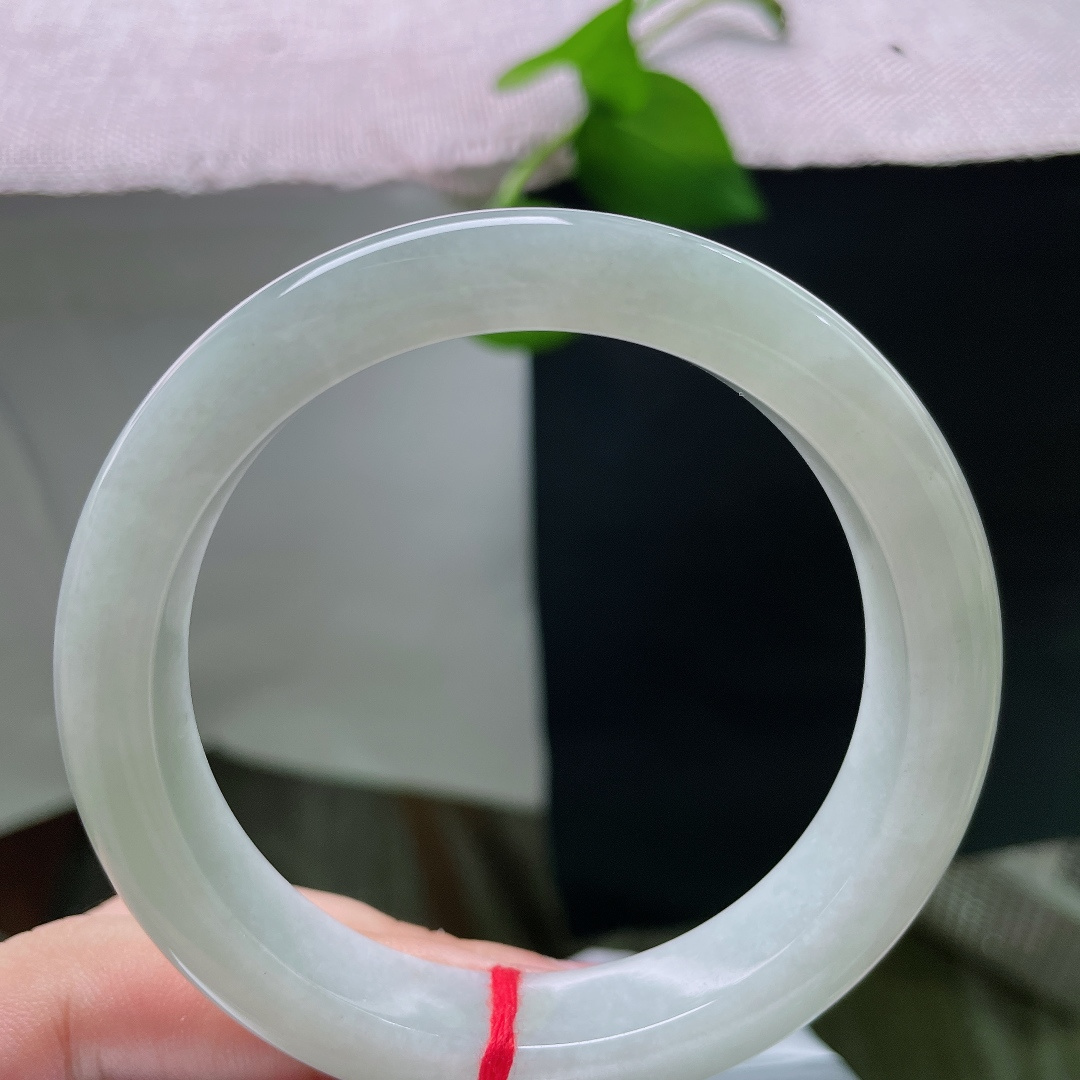 蓝底正圈，无裂，素玉凝藏一汪清辉，举手投足自带雅致风骨。ss55788a。