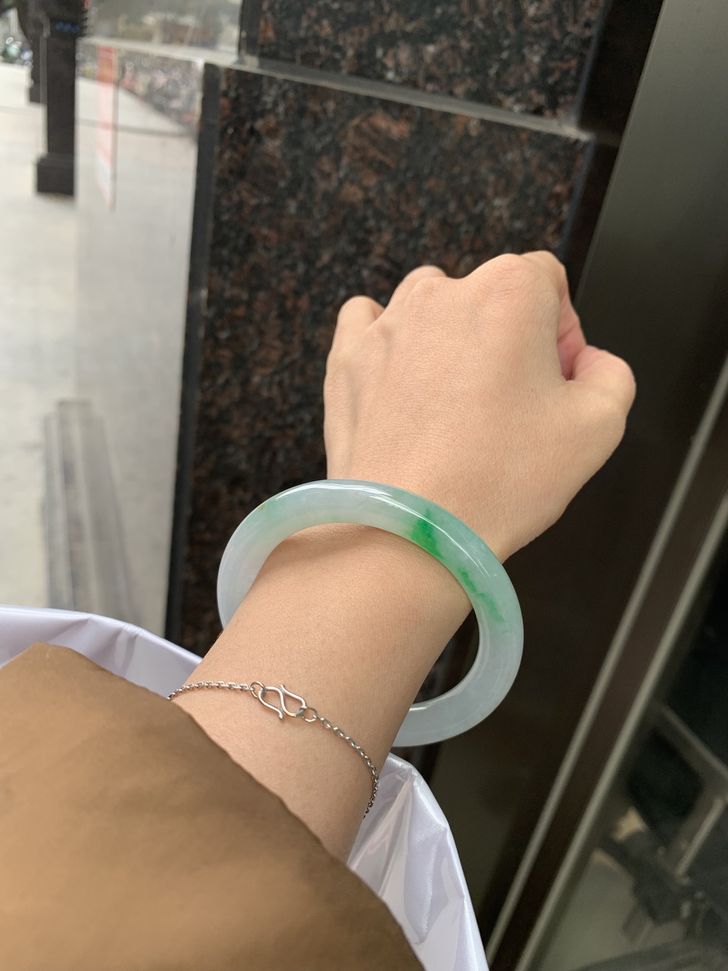 阳绿飘花圆条，打灯细纹，底妆冰润，几抹阳绿花色像春芽，从水润如晨露的底子蹦跳而出，将春日的灵动生机凝于手镯中，戴上她，清水芙蓉般的清新感自然晕染，每一次抬手，都似把盎然绿意融入生活。