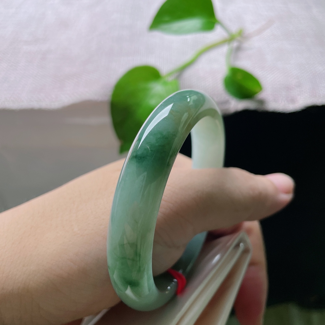 飘花正圈，无裂，冰润湖水底晕染墨绿飘花，花色悠然错落，山水诗意萦绕腕间，意境悠远清雅。ss54425a