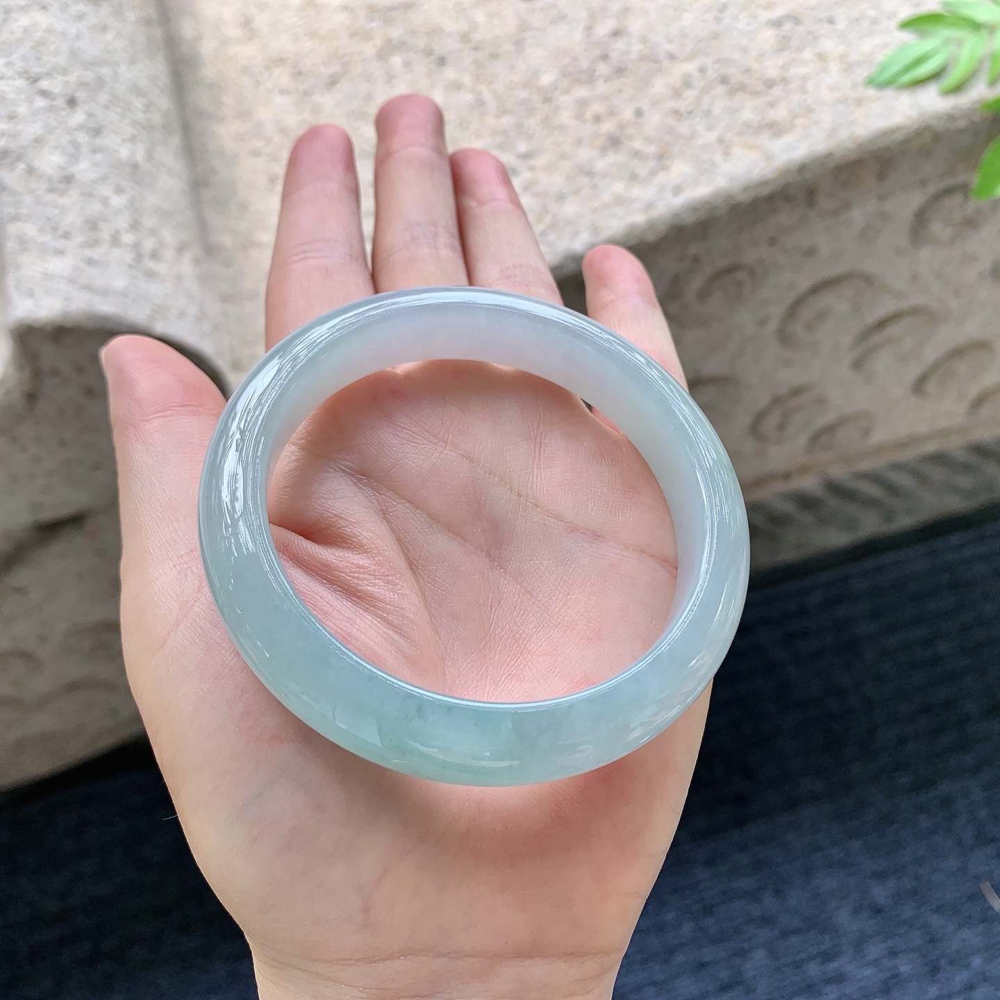 正圈59 60，圈口59.1/12.3/9，编码T090101，飘花，水润，种老，细腻，无裂。