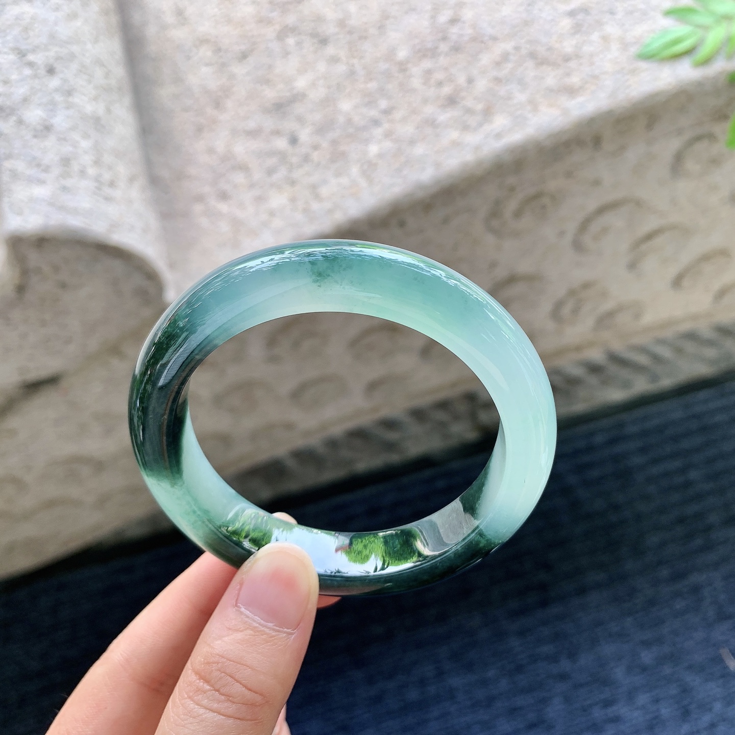 正圈55 56，冰糯飘绿，水润，种老，细腻，有纹线