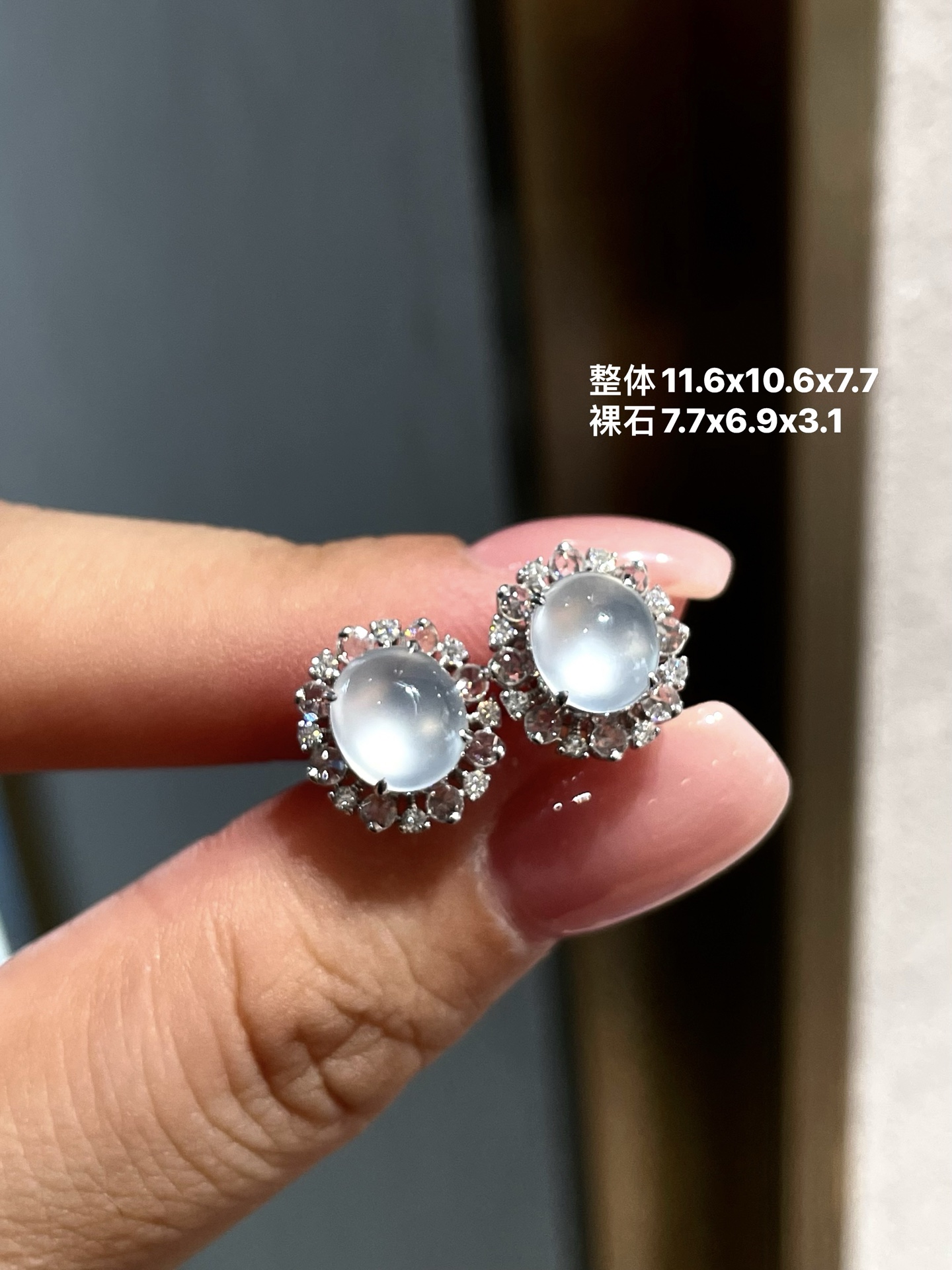 ️玻璃种鸽子蛋耳钉满钻豪镶，星星般闪耀，蛋面饱满光感。小清新必备精品，耳畔边的精灵🧚