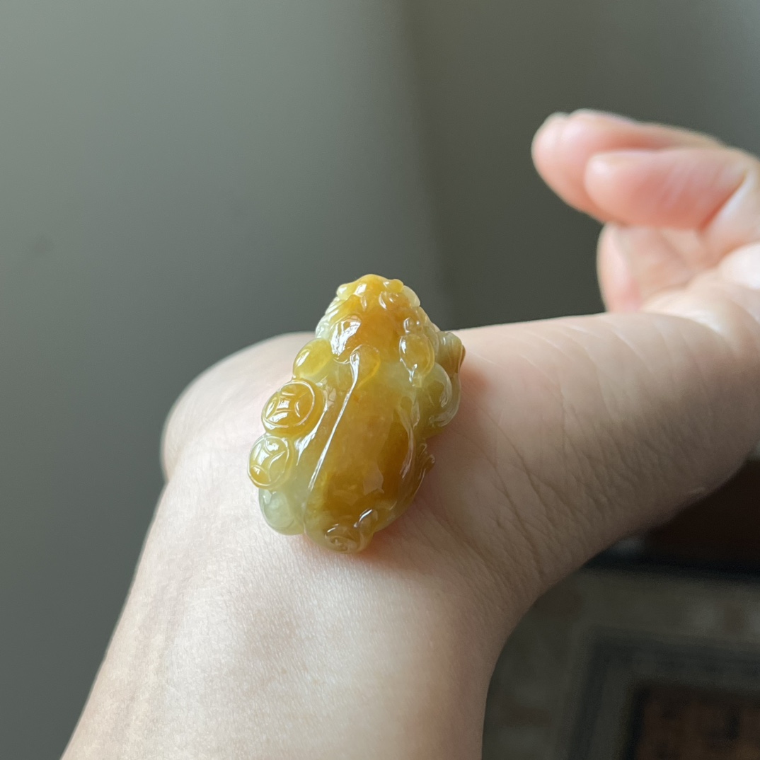 冰黄翡俏色貔貅吊坠，鸡油黄，种水好，色阳，无裂，尺寸33×18.1×12，免费编绳
