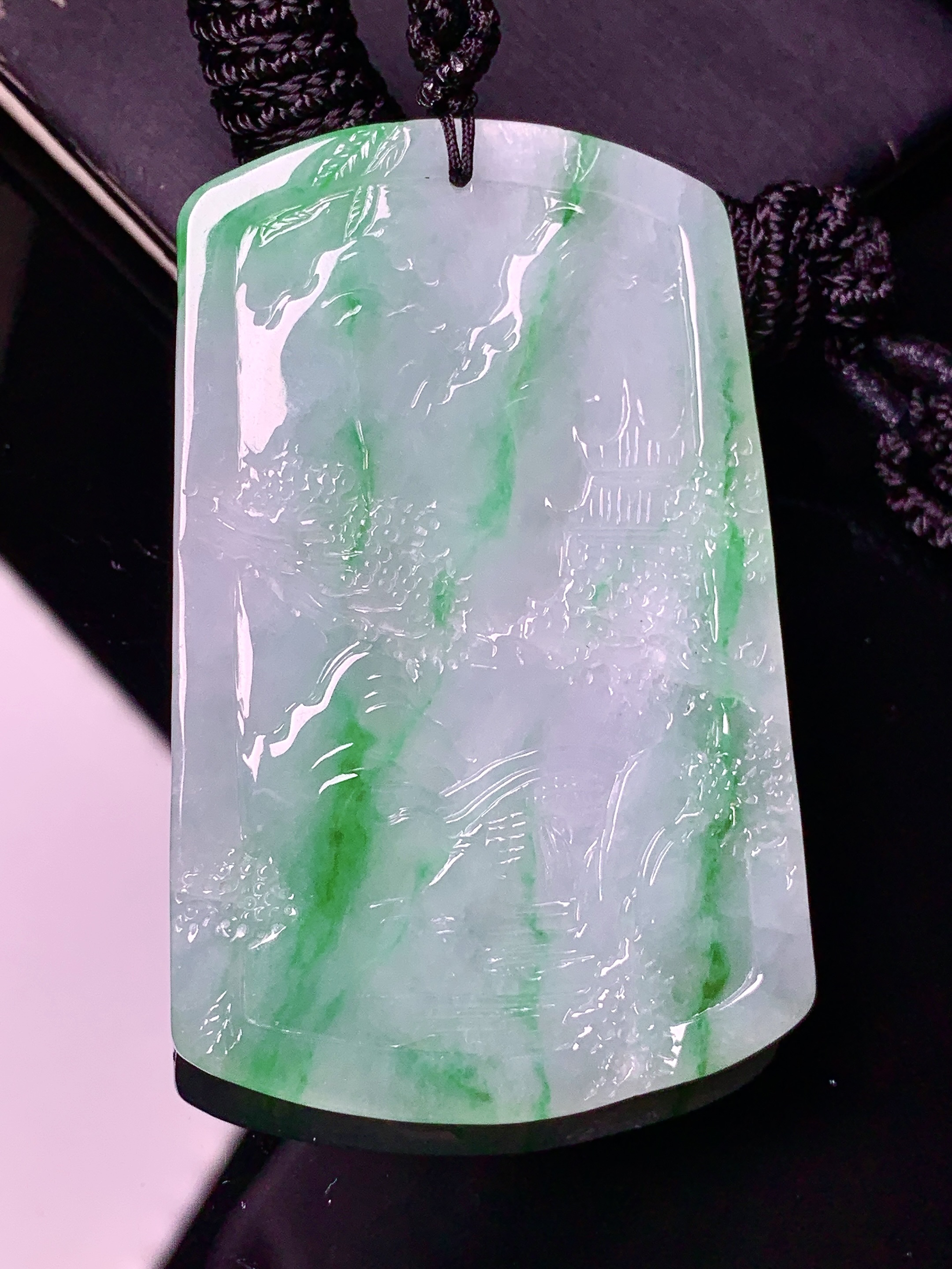 飘绿山水牌子吊坠 玉质细腻 色泽艳丽清新 水润亮眼 整体尺寸60.5*38*5.6 x3