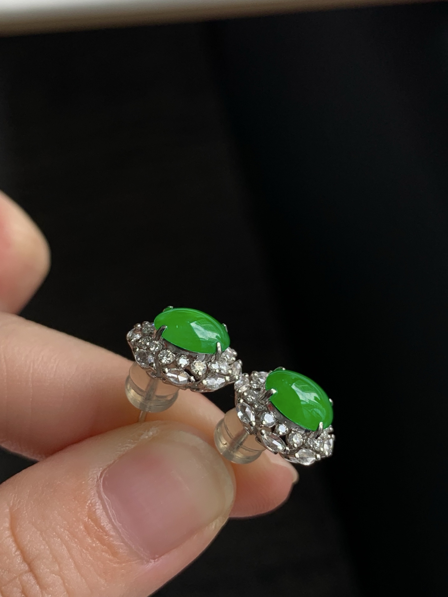 18k金镶嵌蛋面耳钉一对,种老细腻，色阳浓郁起胶,尺寸：成品：12*9.8*7.3，裸石：7.6*6*2.3,a93830