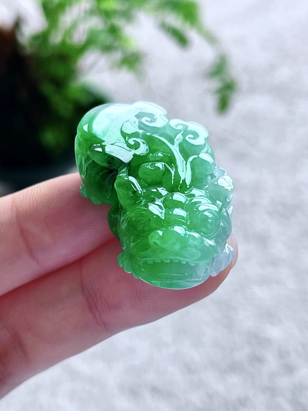 裸石冰飘阳绿貔貅吊坠,说明无裂性比高,尺寸37.6-22.5-12.3,重量21.5克