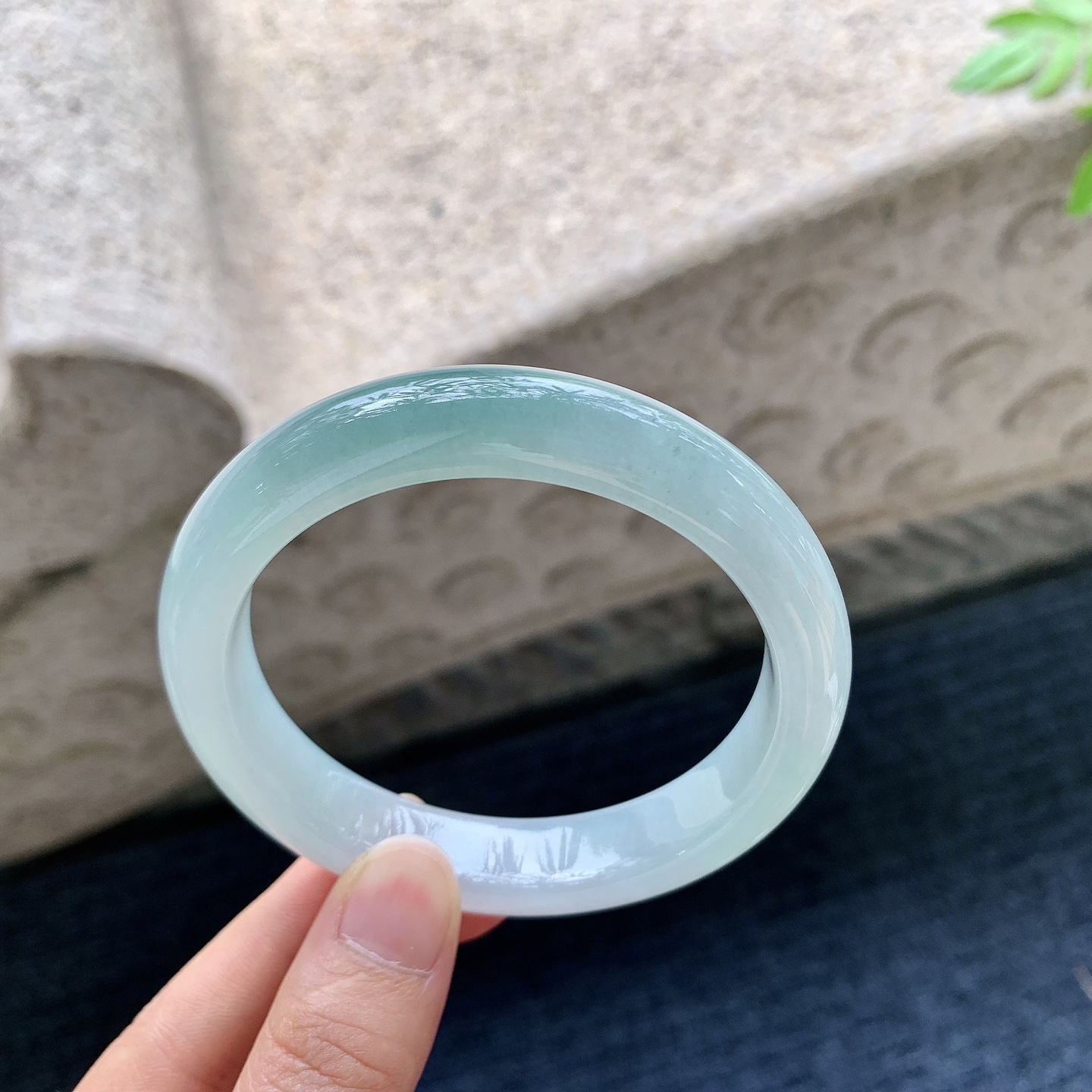正圈59 60，圈口59.1/12.3/9，编码T090101，飘花，水润，种老，细腻，无裂。