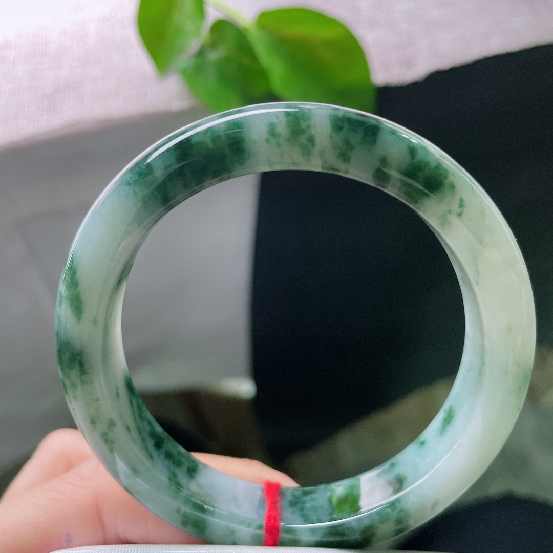 57.6/12.3/8.8，飘花正圈，花开玉间，流云漫镯，不争艳色，自显风骨。无裂，ss55638a