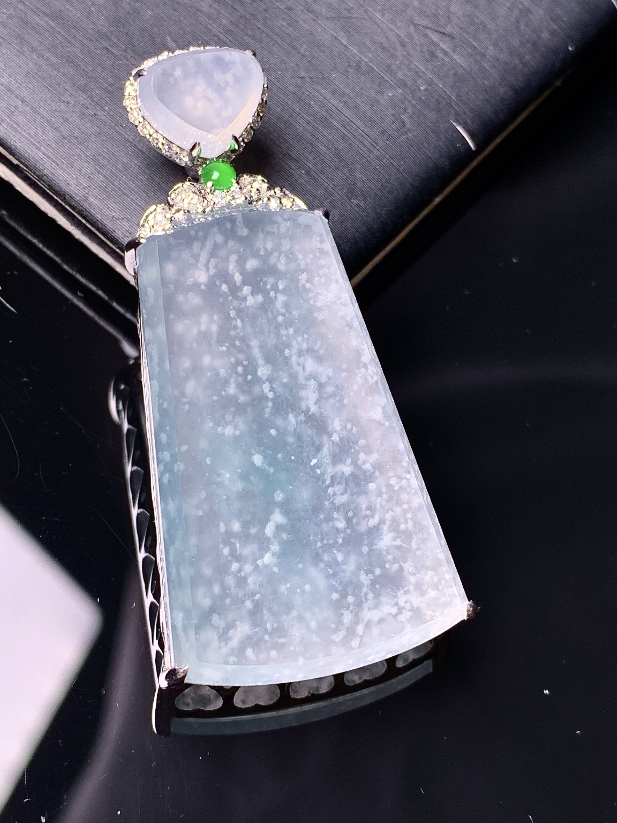 18k金钻镶嵌冰种雪花棉木那料吊坠 玉质细腻 色泽艳丽清新 水润亮眼 整体尺寸45*22*8.2 j6
