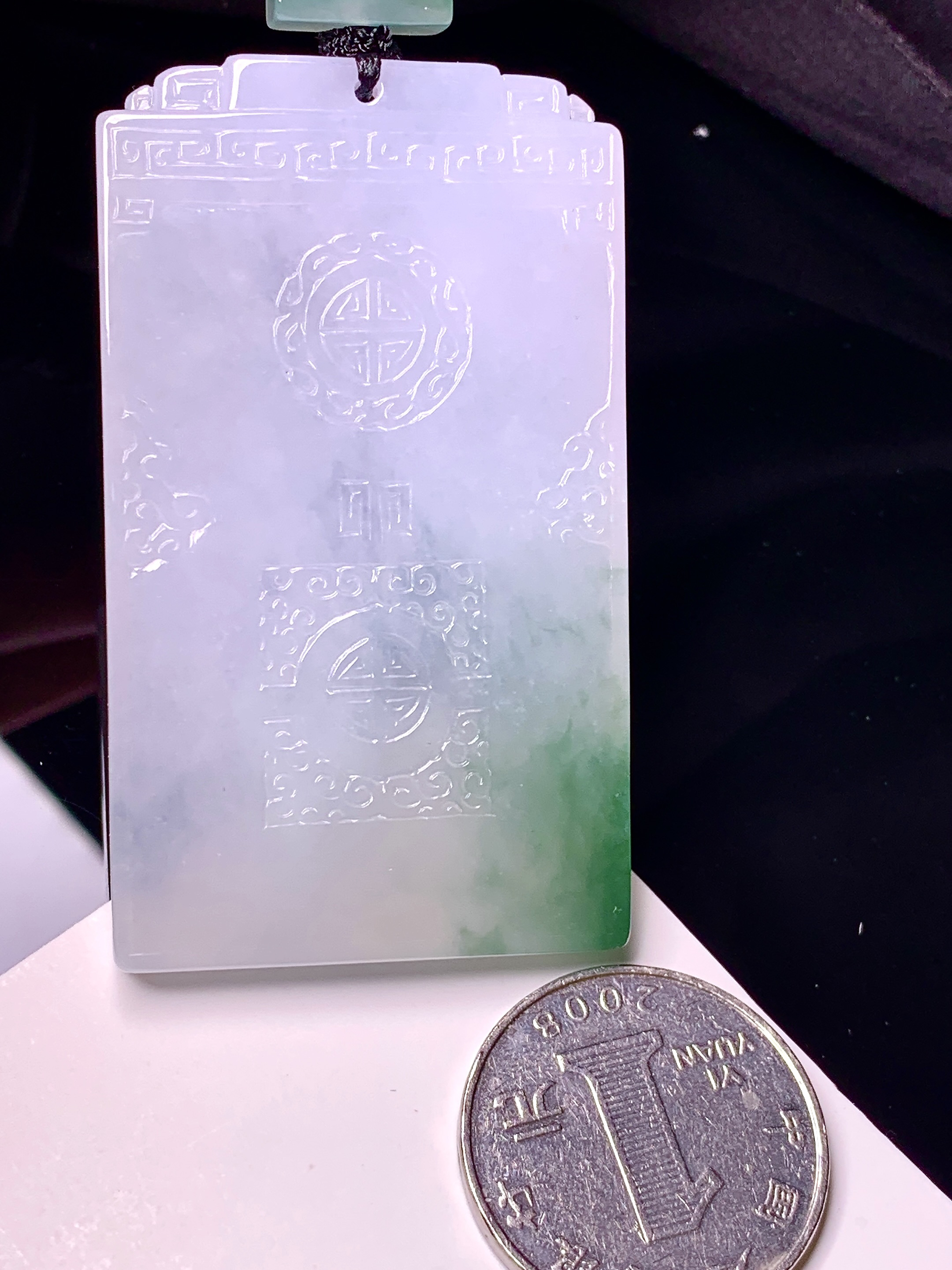 飘绿无事牌吊坠 玉质细腻 色泽艳丽清新 水润亮眼 整体尺寸62*35.5*5.8 L1