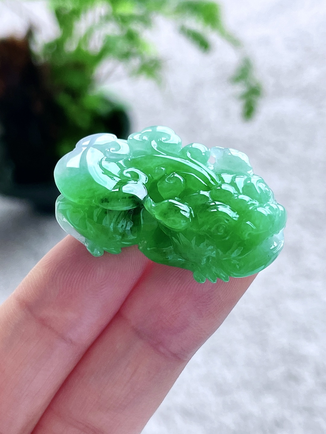裸石冰飘阳绿貔貅吊坠,说明无裂性比高,尺寸37.6-22.5-12.3,重量21.5克
