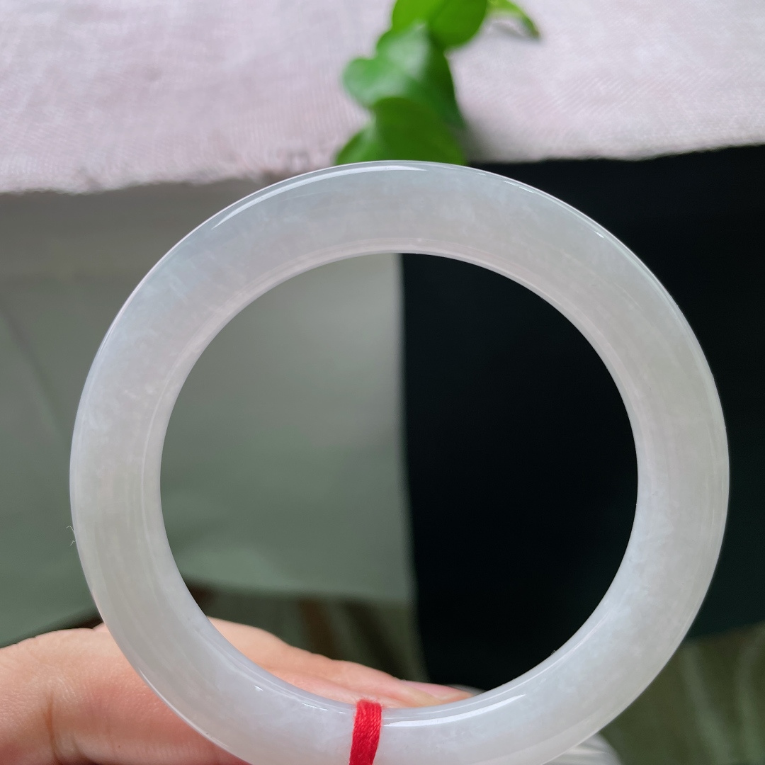 白冰圆条，底子干净通透，泛着淡淡的柔光，无多余杂色点缀，素净纯粹，极简素圈自带干净柔和的气质，低调耐看，适配各种穿搭。晶体感，ss54802a