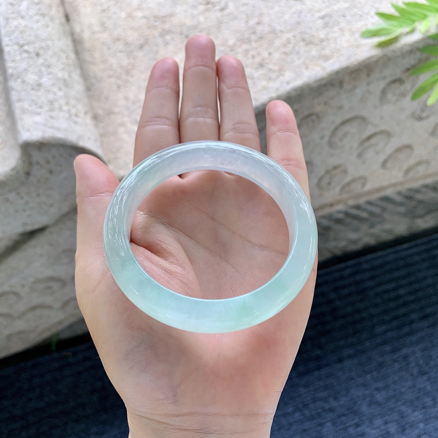 正圈55 56,圈口56.4/11.7/8.7,编码DZ082970,冰糯飘绿，水润，种老，细腻，无裂