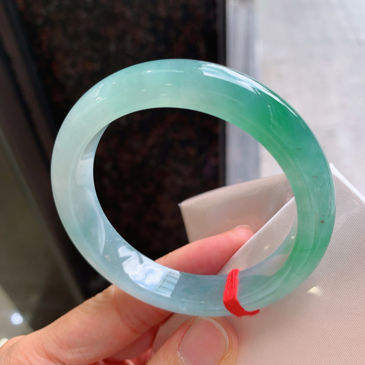 正圈飘绿 微细纹 尺寸：56.5/12.7/8.8 细腻