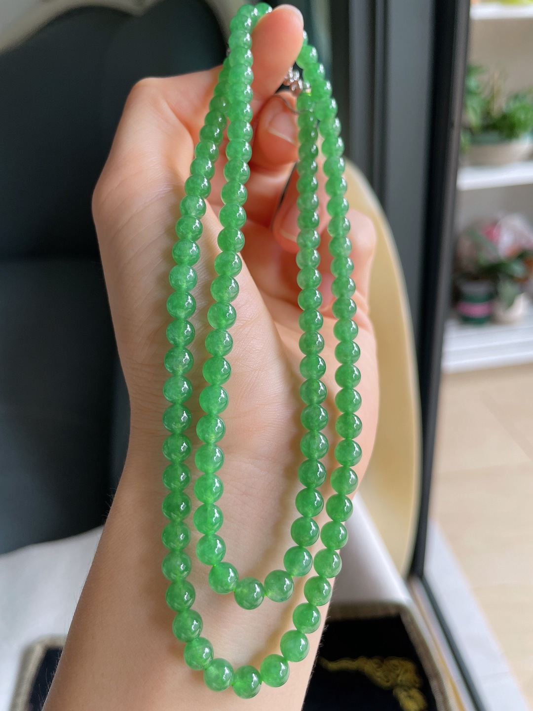 缅甸天然翡翠A货，冰满绿珠链，尺寸：5.5mm108颗。【编4369】