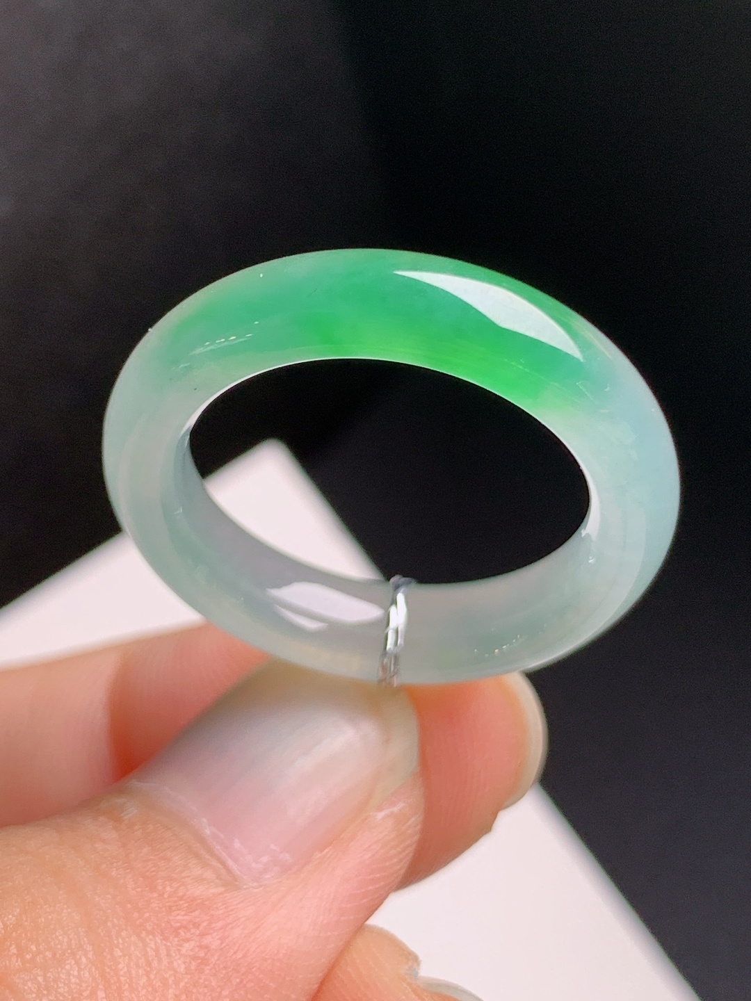 冰种绿指环，水润通透，色泽清新，简约大气