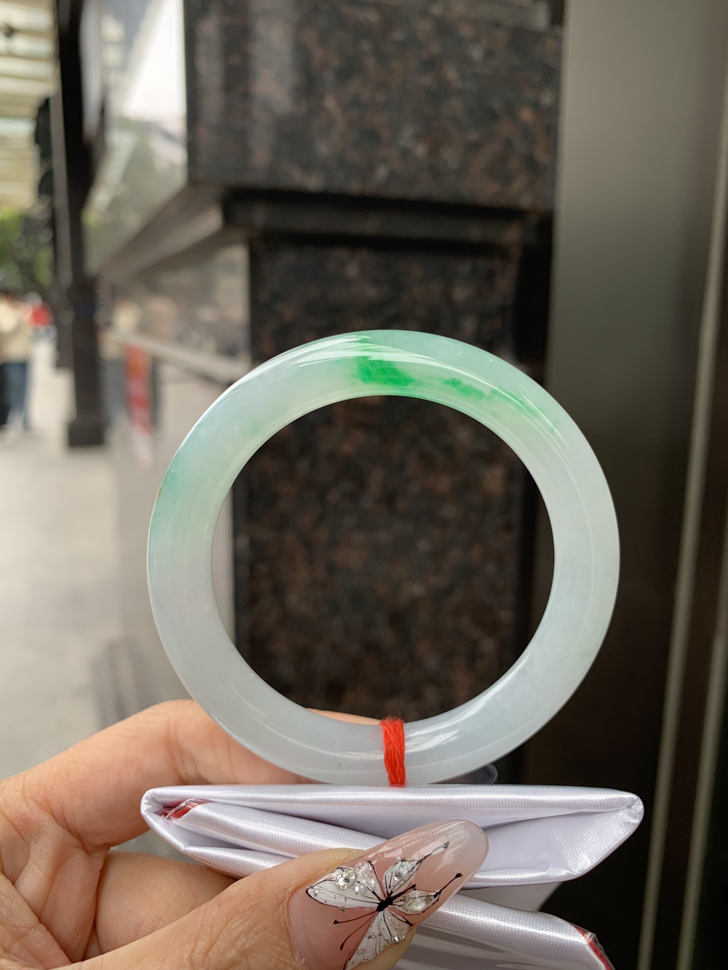 阳绿飘花圆条，打灯细纹，底妆冰润，几抹阳绿花色像春芽，从水润如晨露的底子蹦跳而出，将春日的灵动生机凝