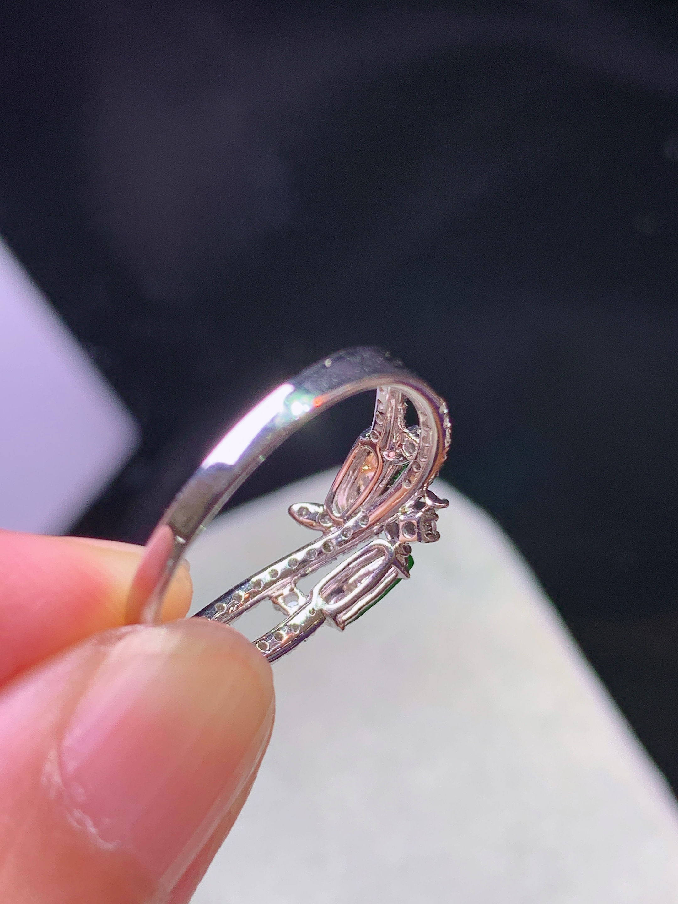18k金钻镶嵌阳绿四季豆戒指 玉质细腻 色泽艳丽清新 水润亮眼 圈口13.5 裸石尺寸5.8*2.5*2 m7