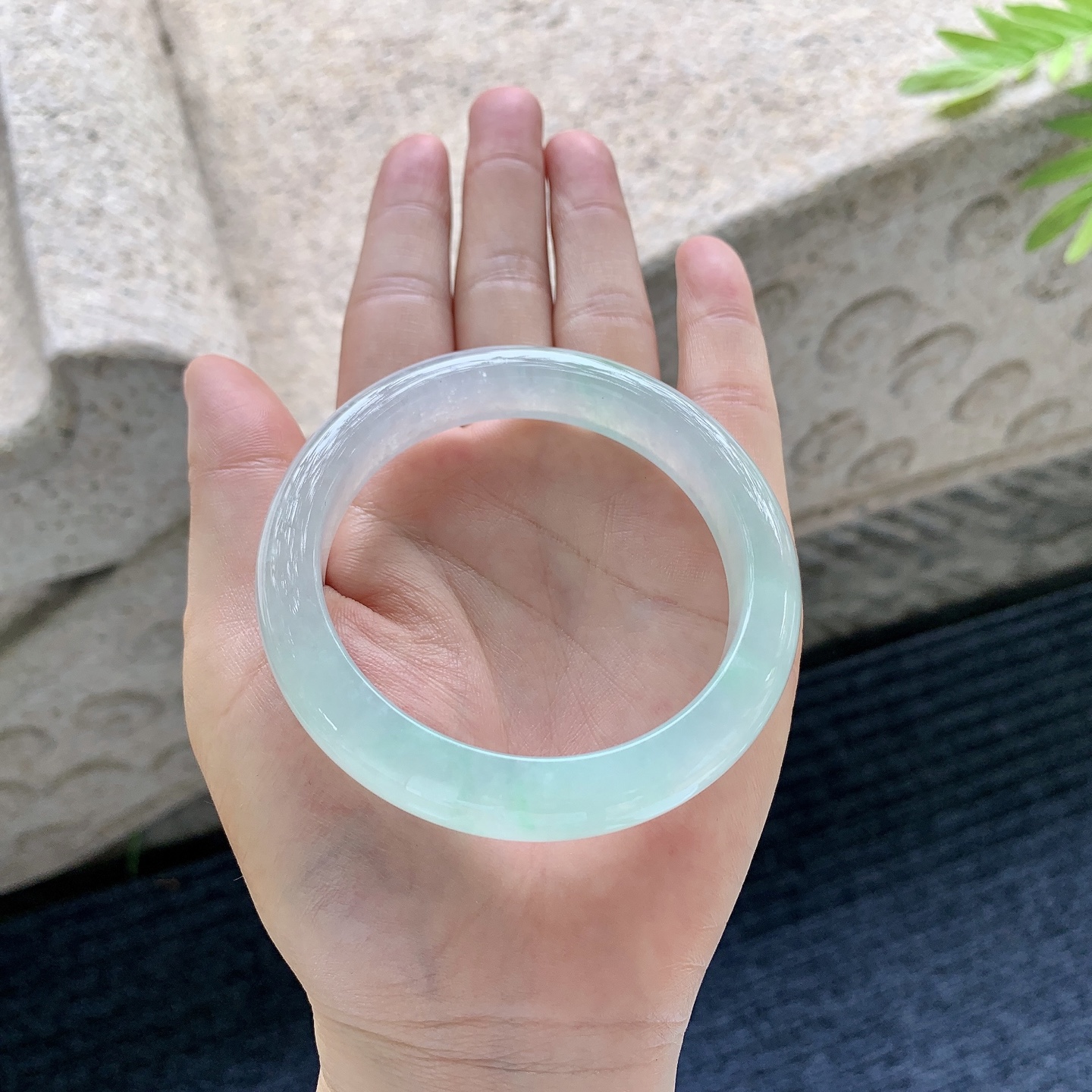 正圈55 56,圈口56.4/11.7/8.7,编码DZ082970,冰糯飘绿，水润，种老，细腻，无