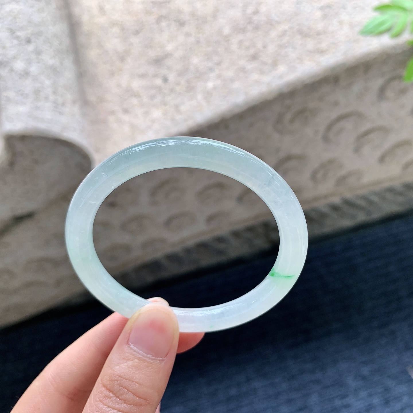 圆条50 51，圈口51.6/6.7/7，编码DZ090108，描述糯冰飘绿，水润，种老，细腻，打灯有纹线