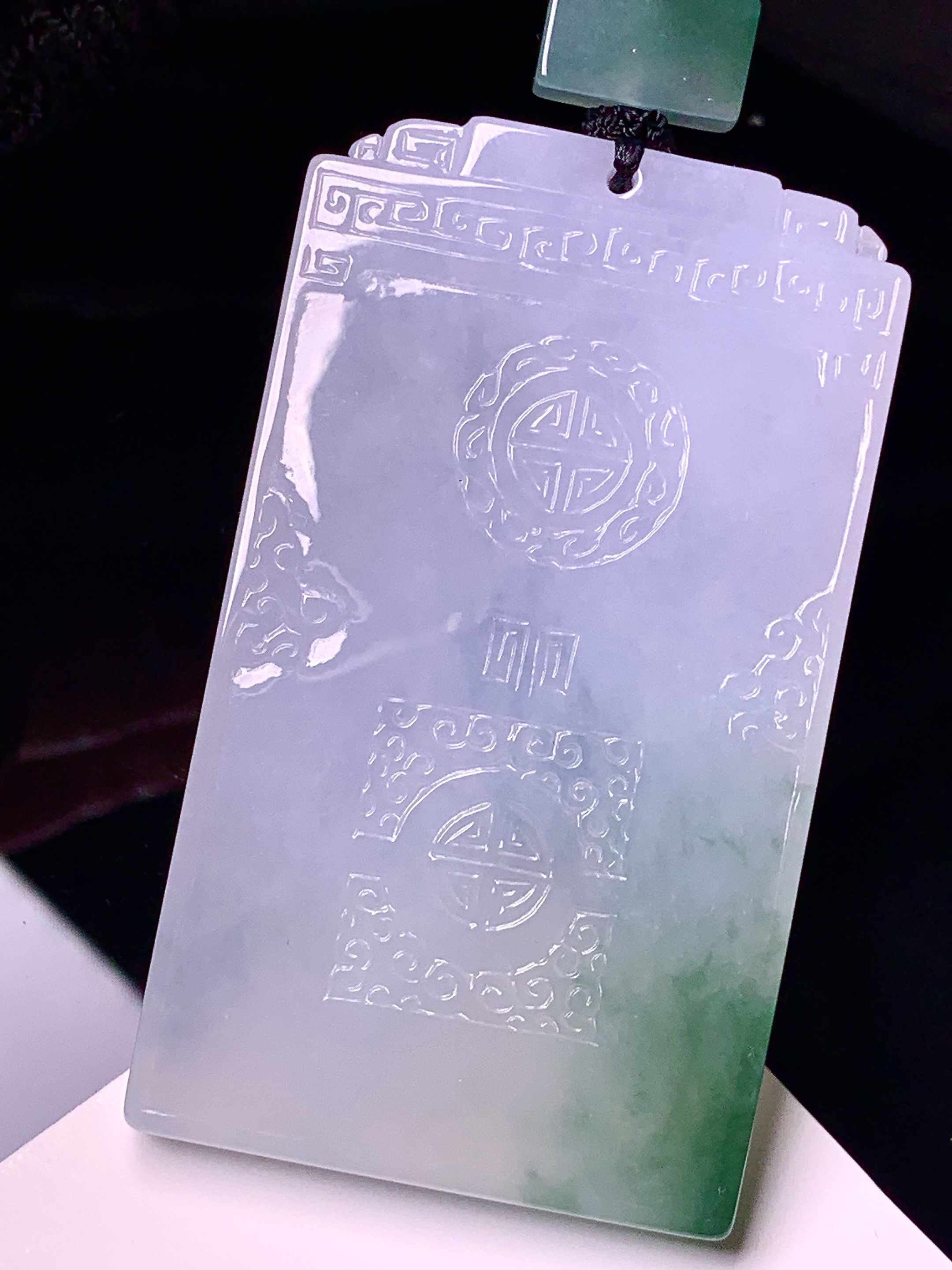 飘绿无事牌吊坠 玉质细腻 色泽艳丽清新 水润亮眼 整体尺寸62*35.5*5.8 L1