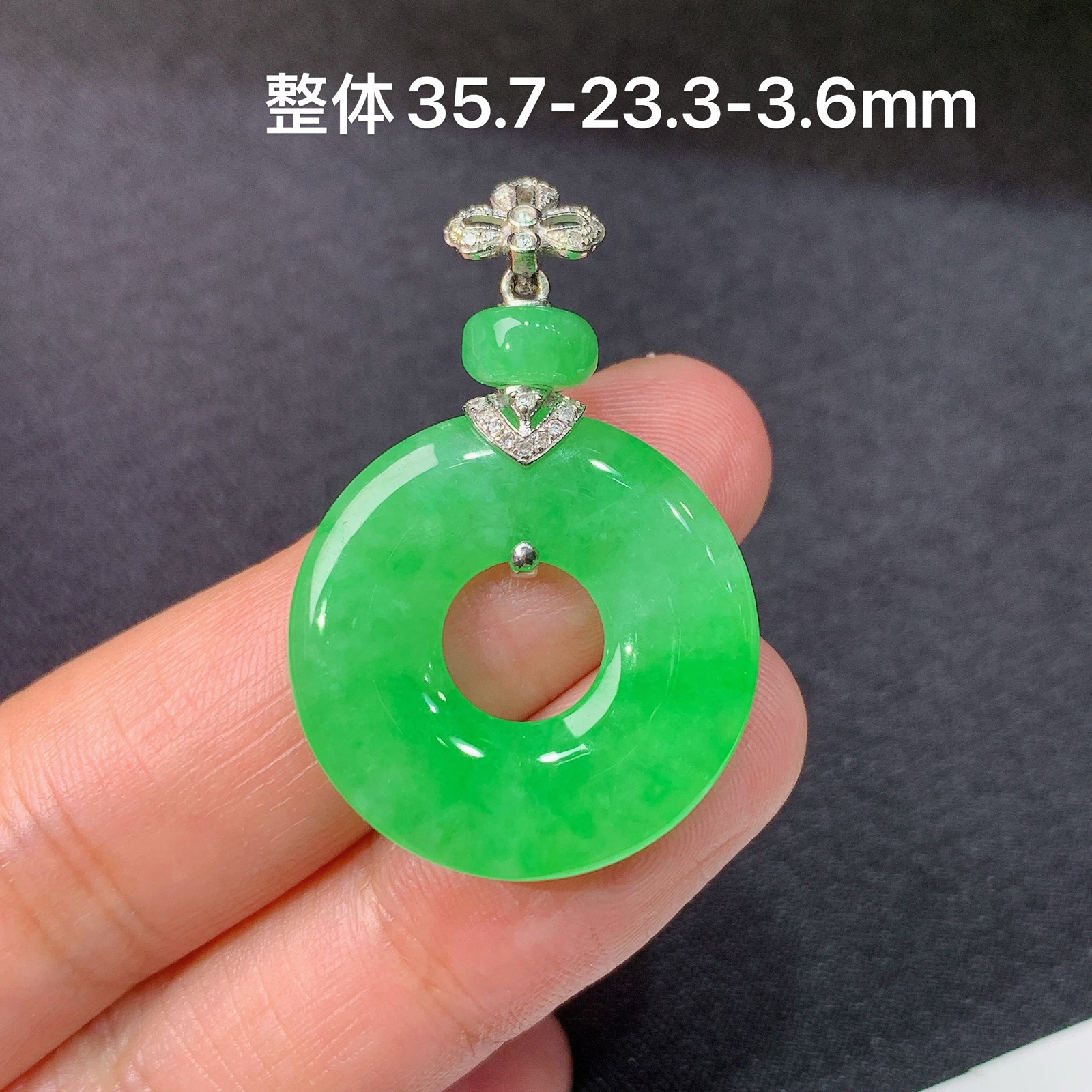 阳绿甜甜圈吊坠，18k金镶嵌，冰润色阳，玉质细腻，种水足，Qc 尺寸35.7*23.3*3.6