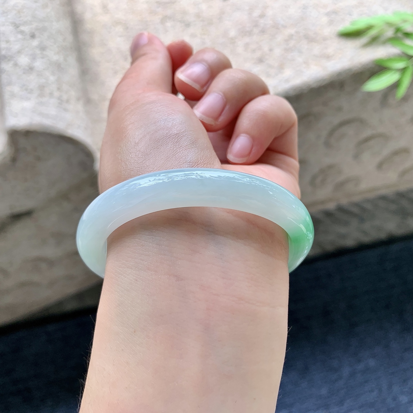 细糯飘绿，水润，种老，细腻，无裂