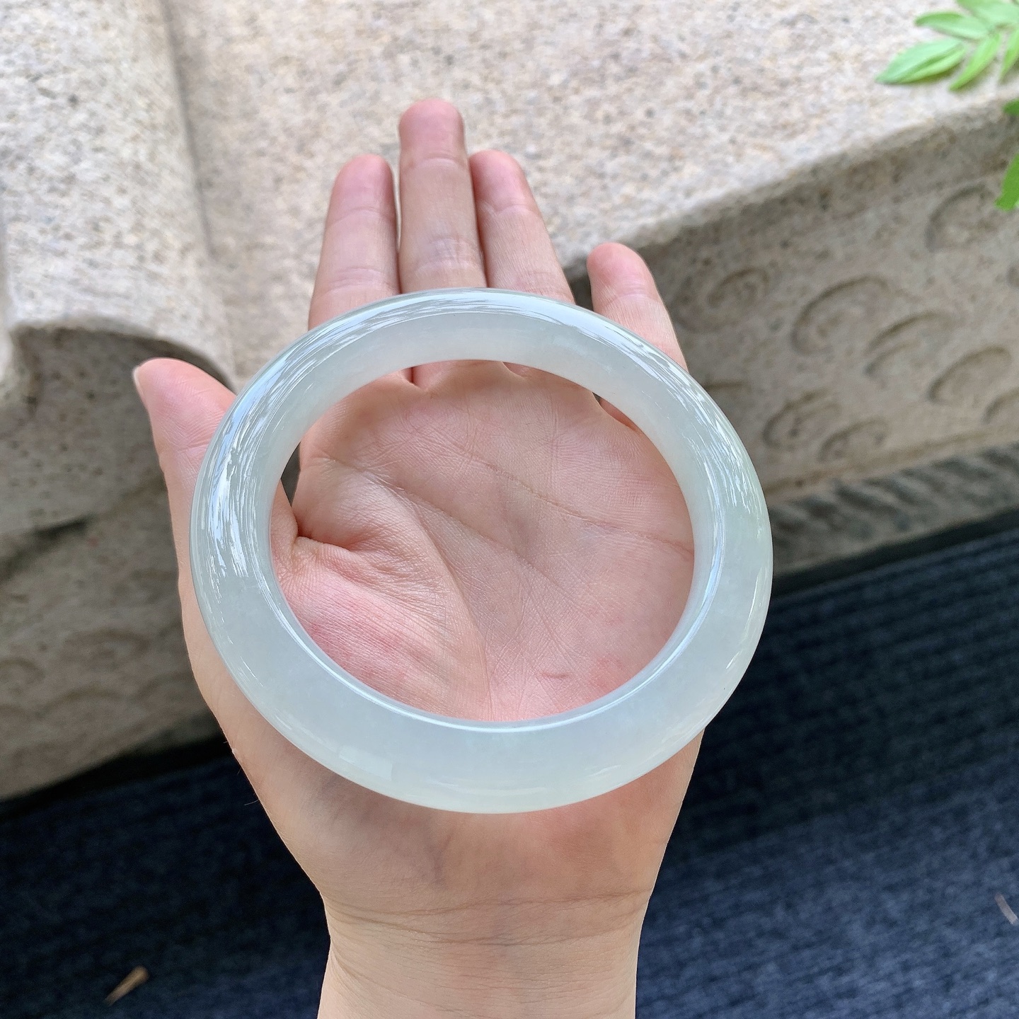 正圈65 66，糯冰底色，水润，种老，细腻，有纹线