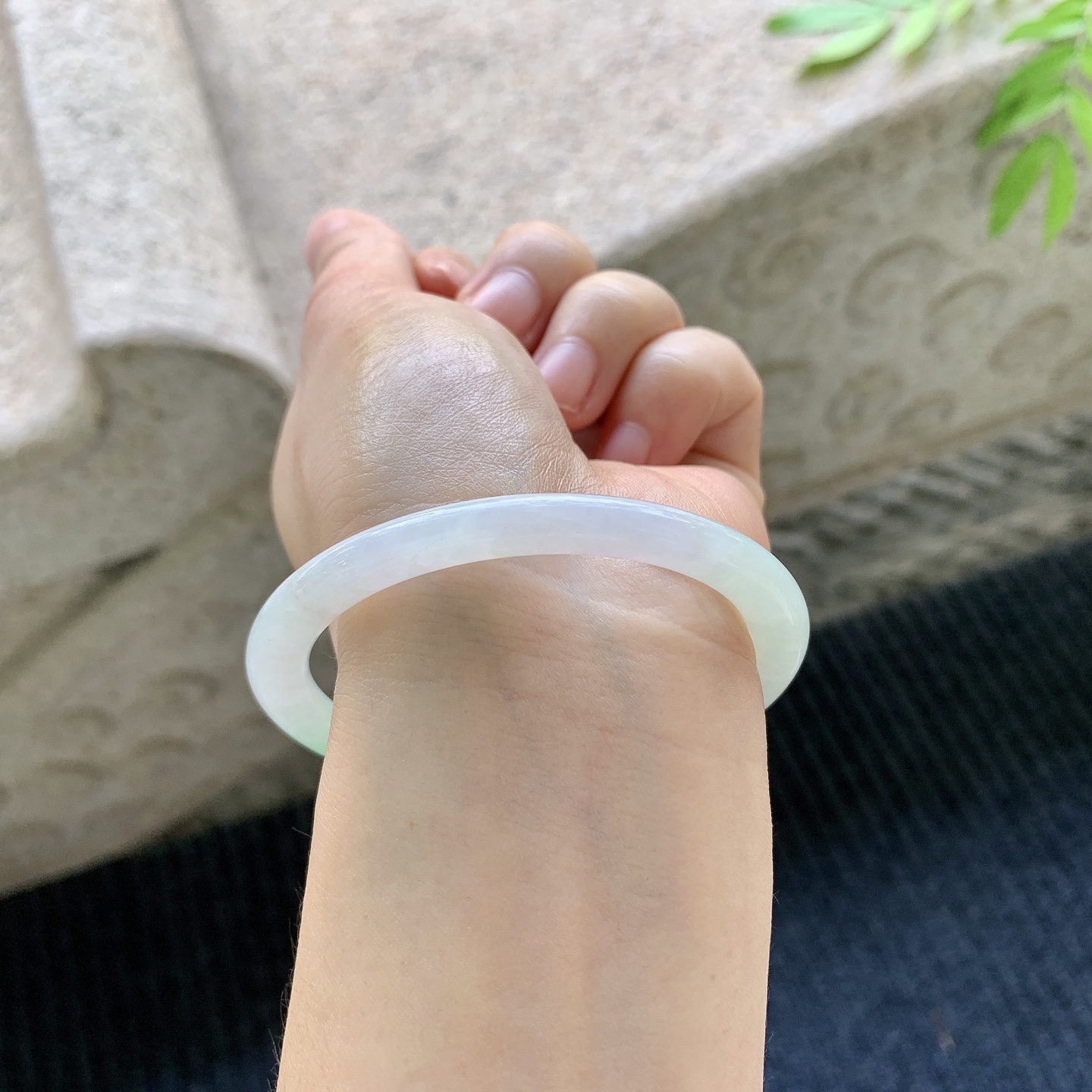 圆条53 54,圈口53.7/5.6/7.5,编码BA083067,描述糯冰飘绿，水润，种老，细腻，打灯有纹线