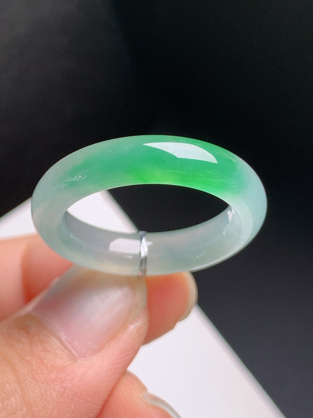 冰种绿指环，水润通透，色泽清新，简约大气