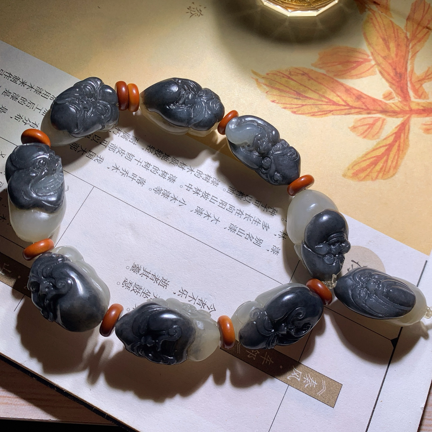 新疆和田玉籽料青花十八罗汉手串 单颗尺寸24/14/14重66克。玉质细腻油润。手推出油。佩戴高端典