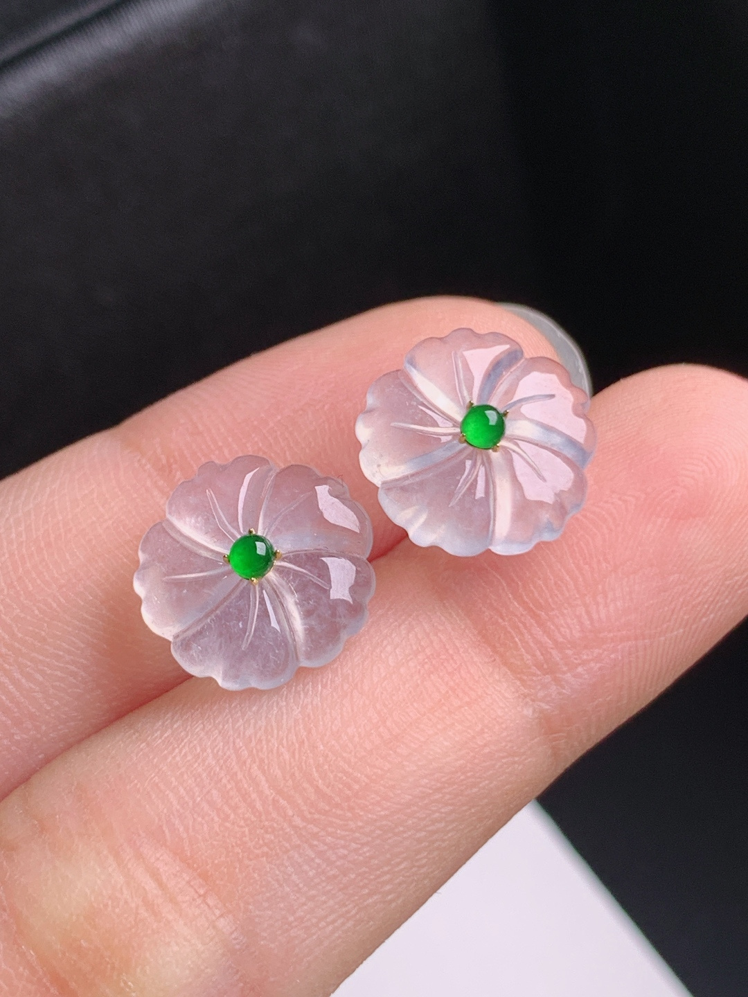 冰种小花耳钉，冰透莹润，精致秀气，温婉雅致