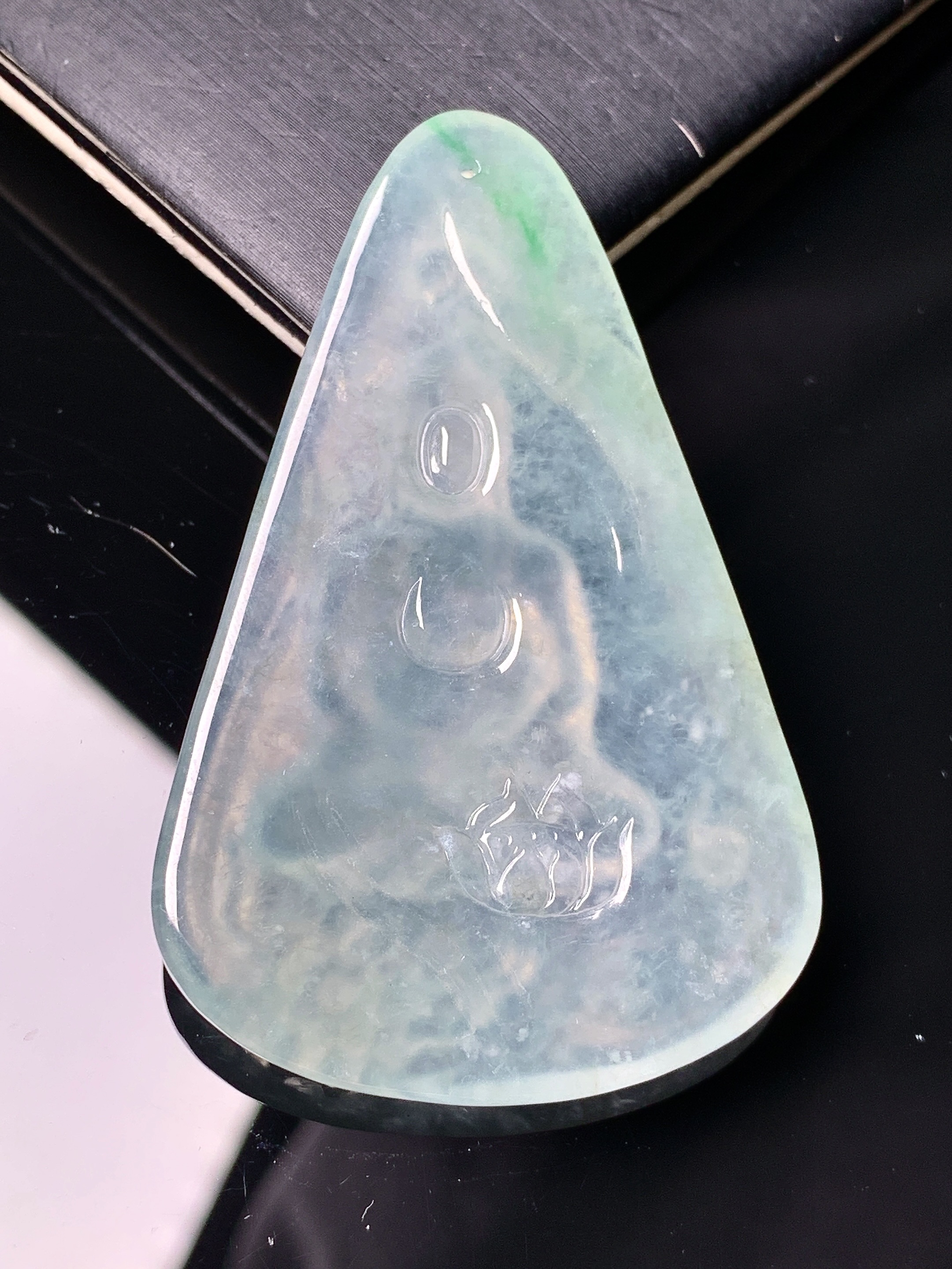 冰种观音菩萨吊坠 玉质细腻 色泽艳丽清新 水润亮眼 整体尺寸54.5*35*5.6 a8