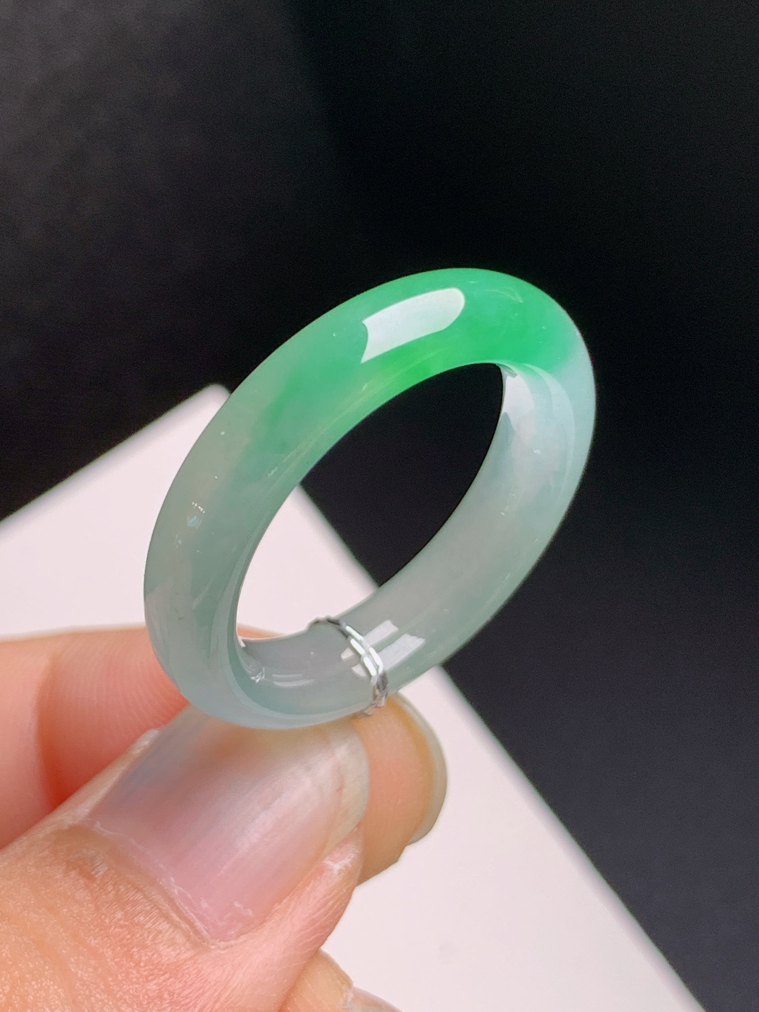冰种绿指环，水润通透，色泽清新，简约大气